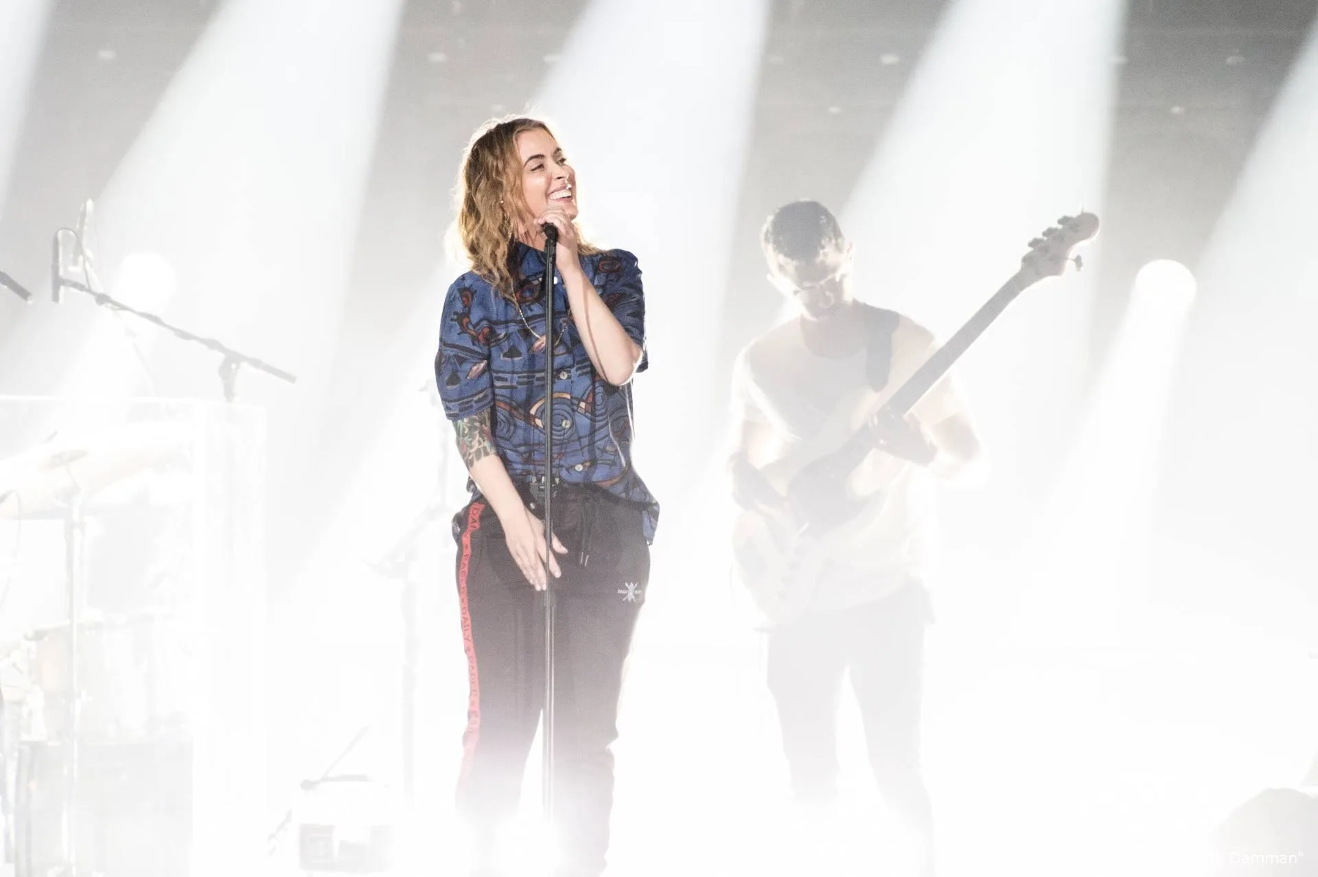 Anouk en VanVelzen treden op met straatmuzikanten