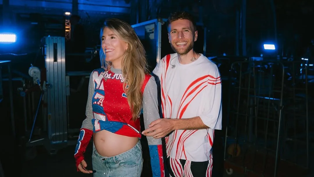 Suzan, Freek én baby in de buik stralen 'met z'n drietjes' op het podium