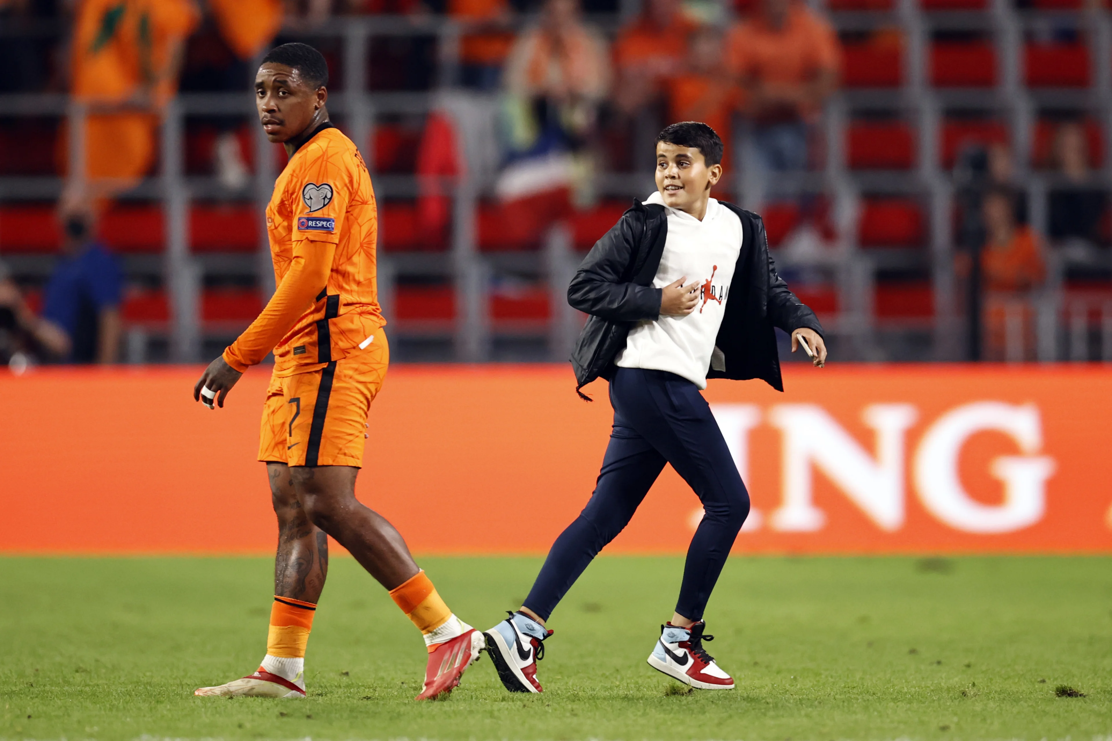 Amin krijgt stadionverbod en boete voor bestormen veld