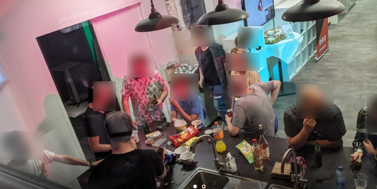 Radiopresentator neemt live ontslag om 'coronafeestje'