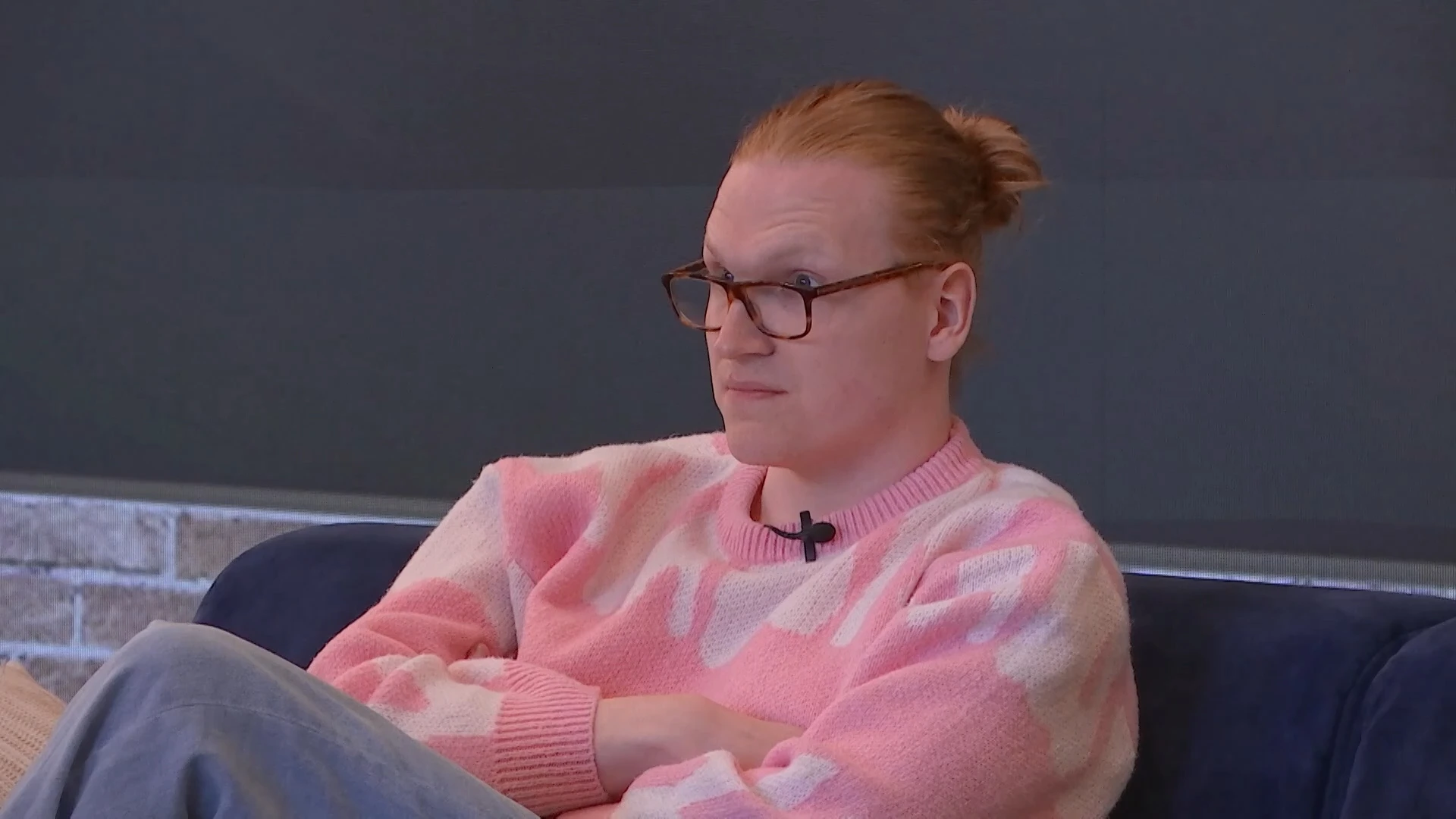 Melvin houdt zijn poot stijf tijdens dispuut in de loods