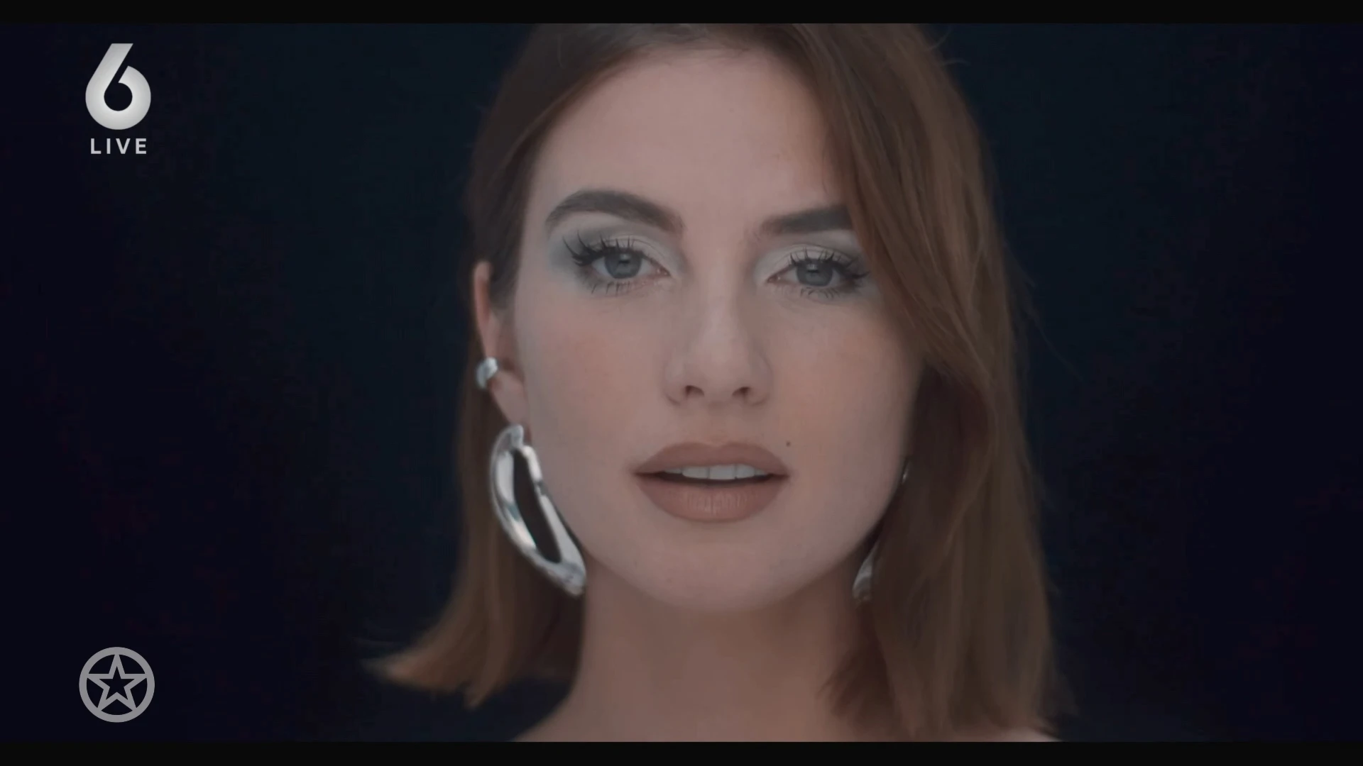 Zangeres Maan haar nieuwe muziekstijl onder de loep genomen