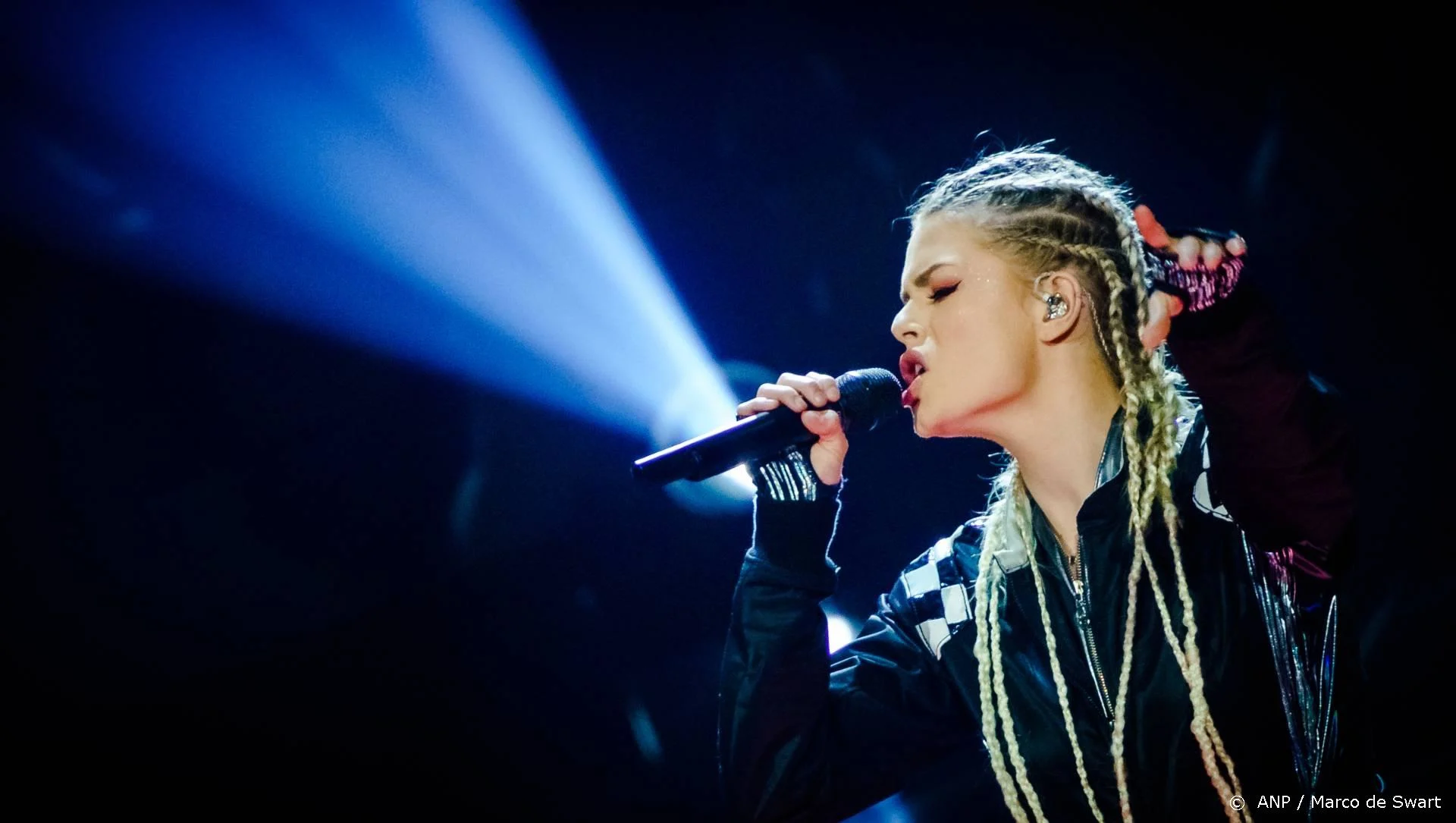 LUISTER HIER: Davina Michelle zingt titelsong Big Brother