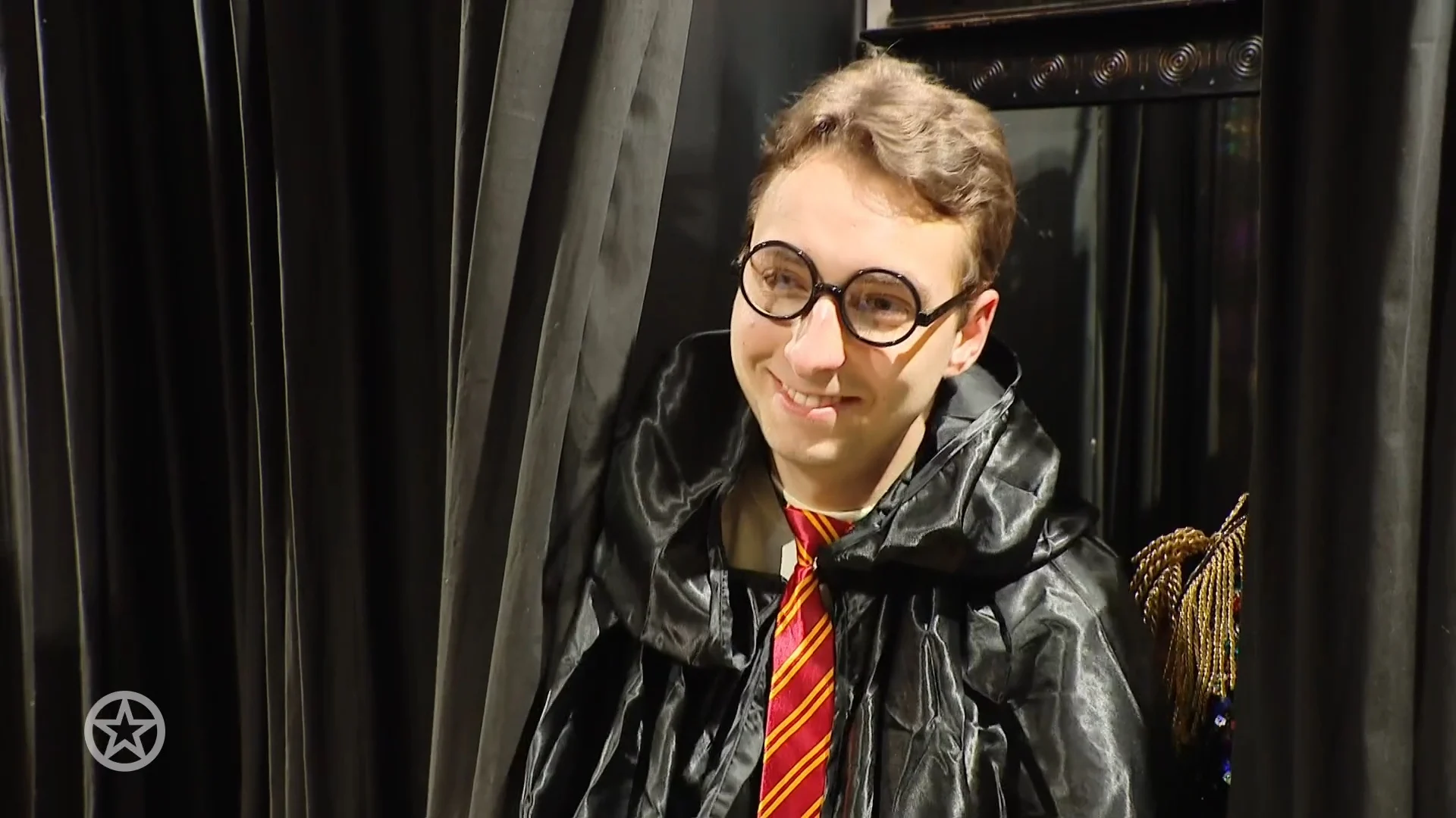 Christiaan Bauer past carnavalskleding