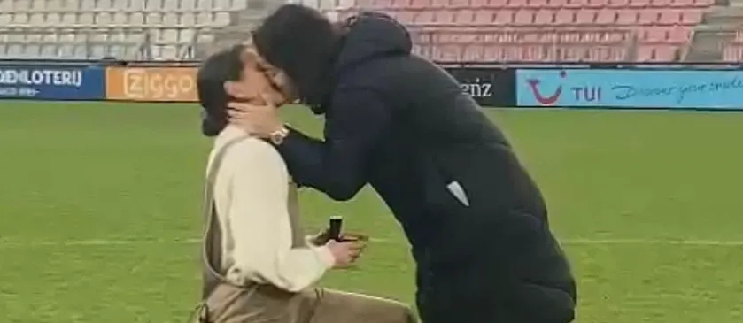 ZIEN: OranjeLeeuwin vraagt vriendin ten huwelijk op middenstip