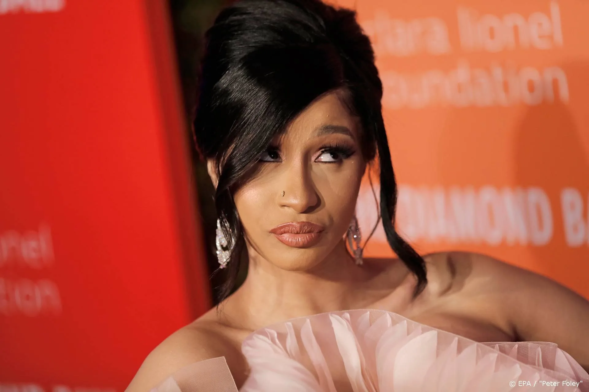 Cardi B pronkt met 'voorgevel' op Grammy-feestje