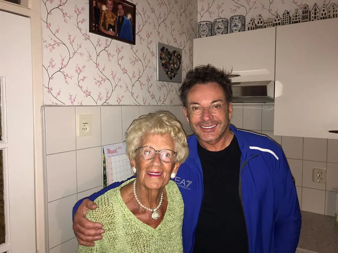 Volgers Gerard Joling ontroert door prachtige verrassing