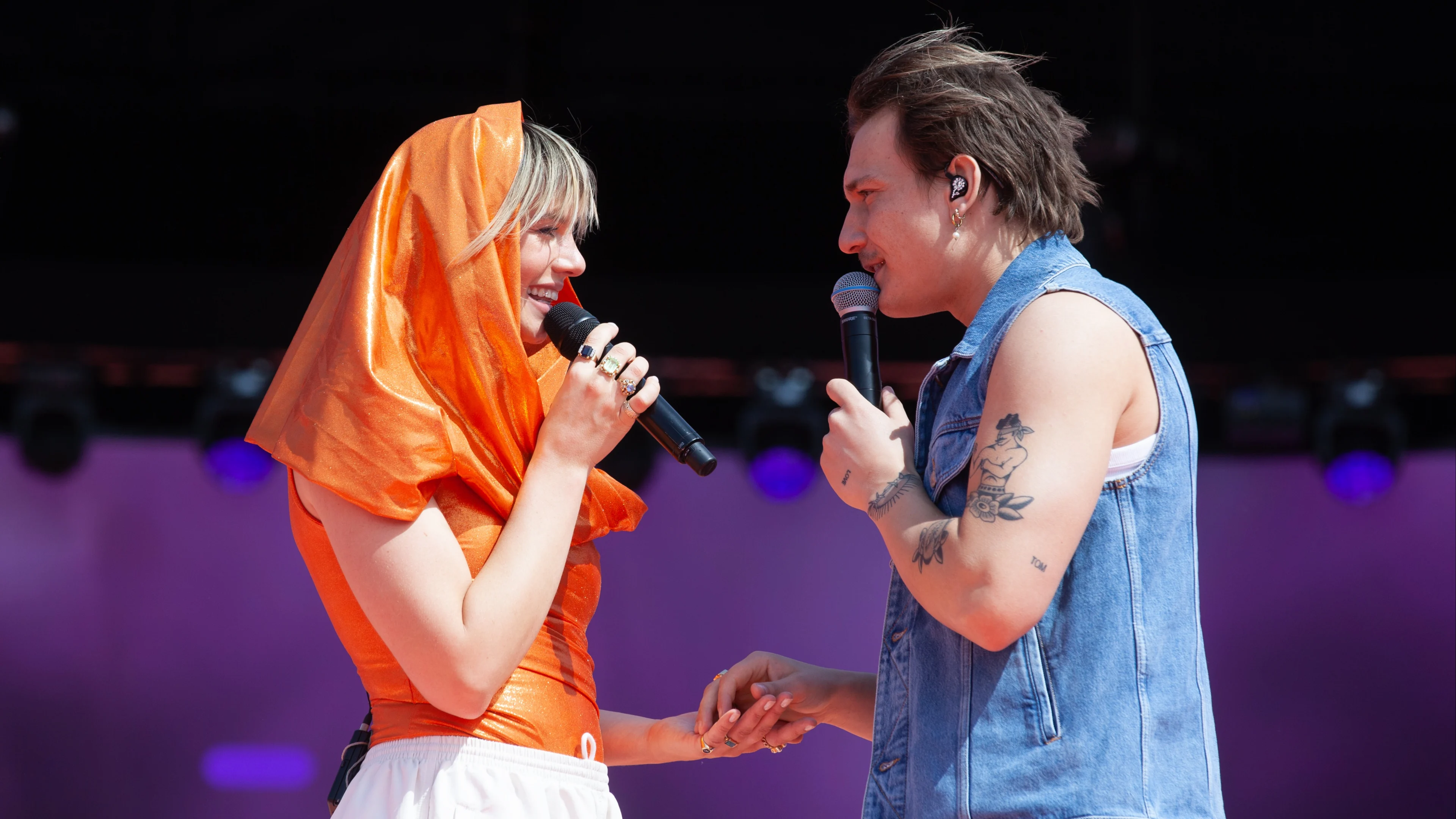 Maan en Karel reageren op geruchten relatiebreuk