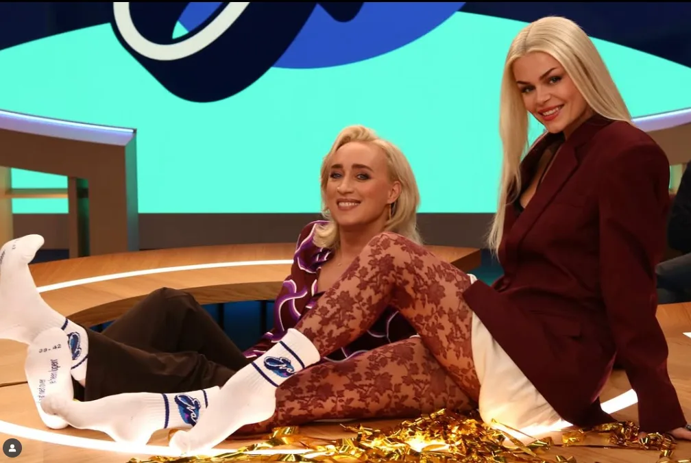 Eva Jinek slaat terug naar VI met sokkenfoto