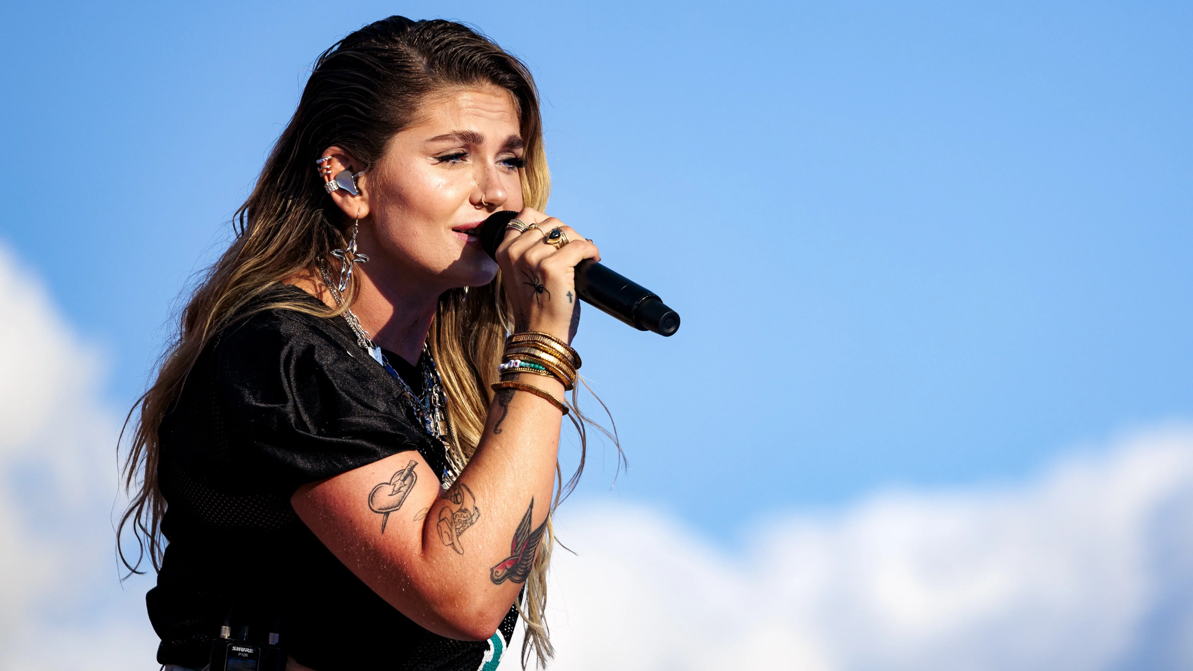 Emotionele Roxeanne Hazes overweldigd door terugkeer op het podium