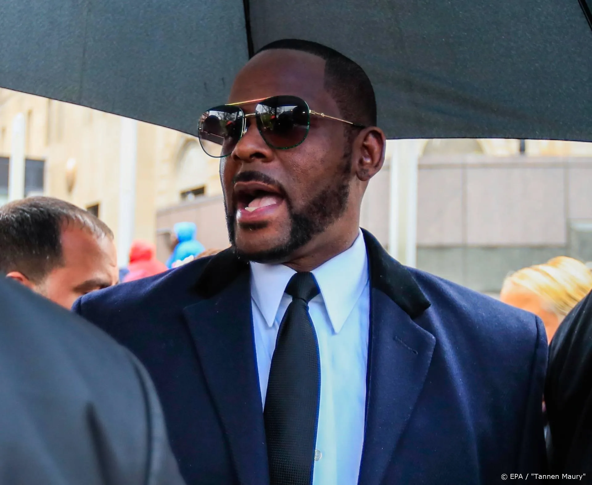 Vriendinnen R. Kelly op de vuist