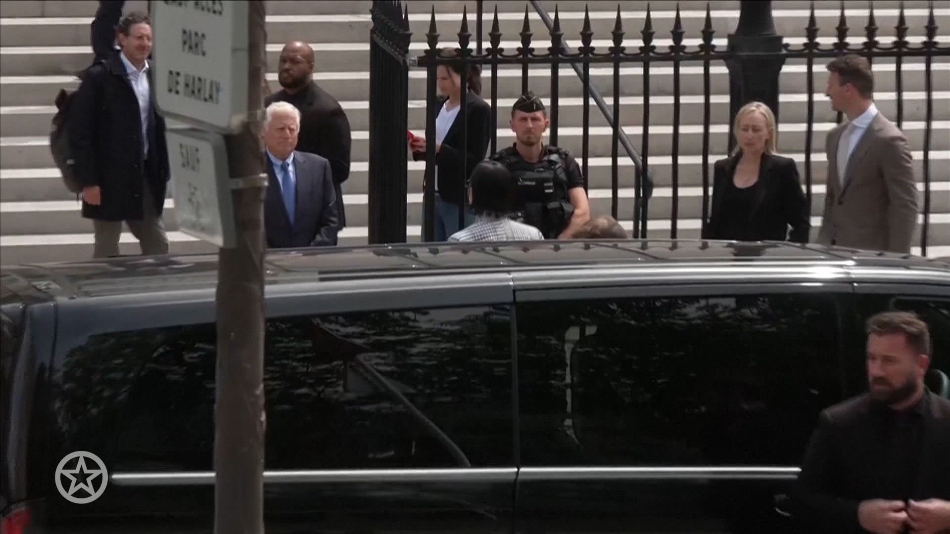 Kim Kardashian aangekomen bij rechtbank in Parijs