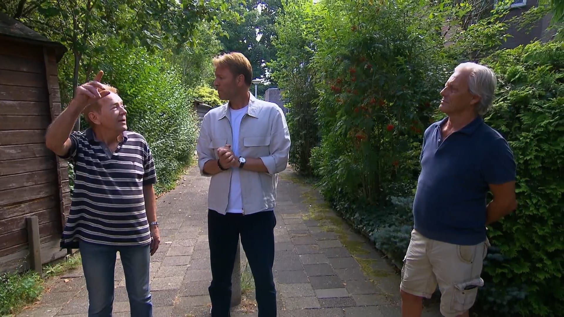 Buurmannen dagen elkaar uit bij confronatie