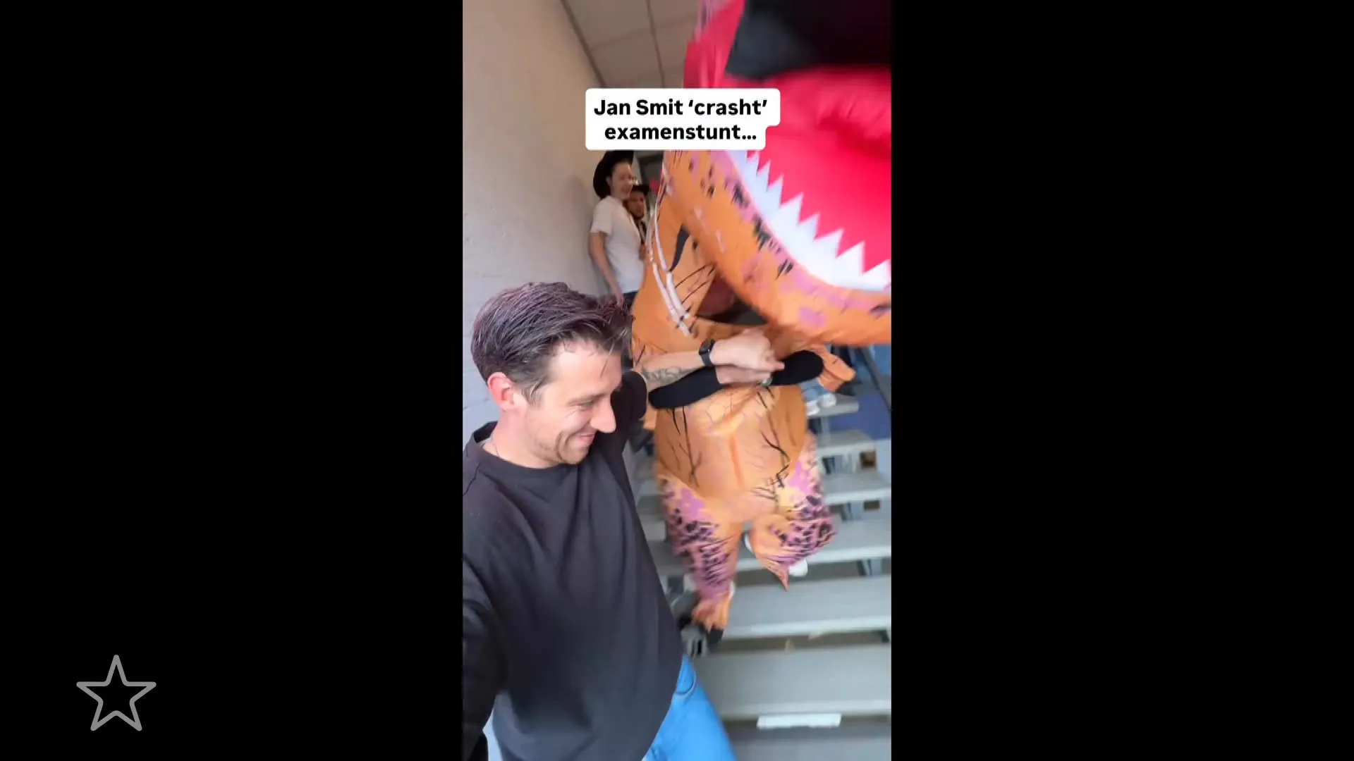 Jan Smit verrast leerlingen tijdens examenstunt