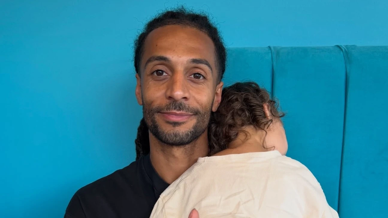 Cabaretier Jay Francis deelt babynieuws met echofoto: tweede kind op komst