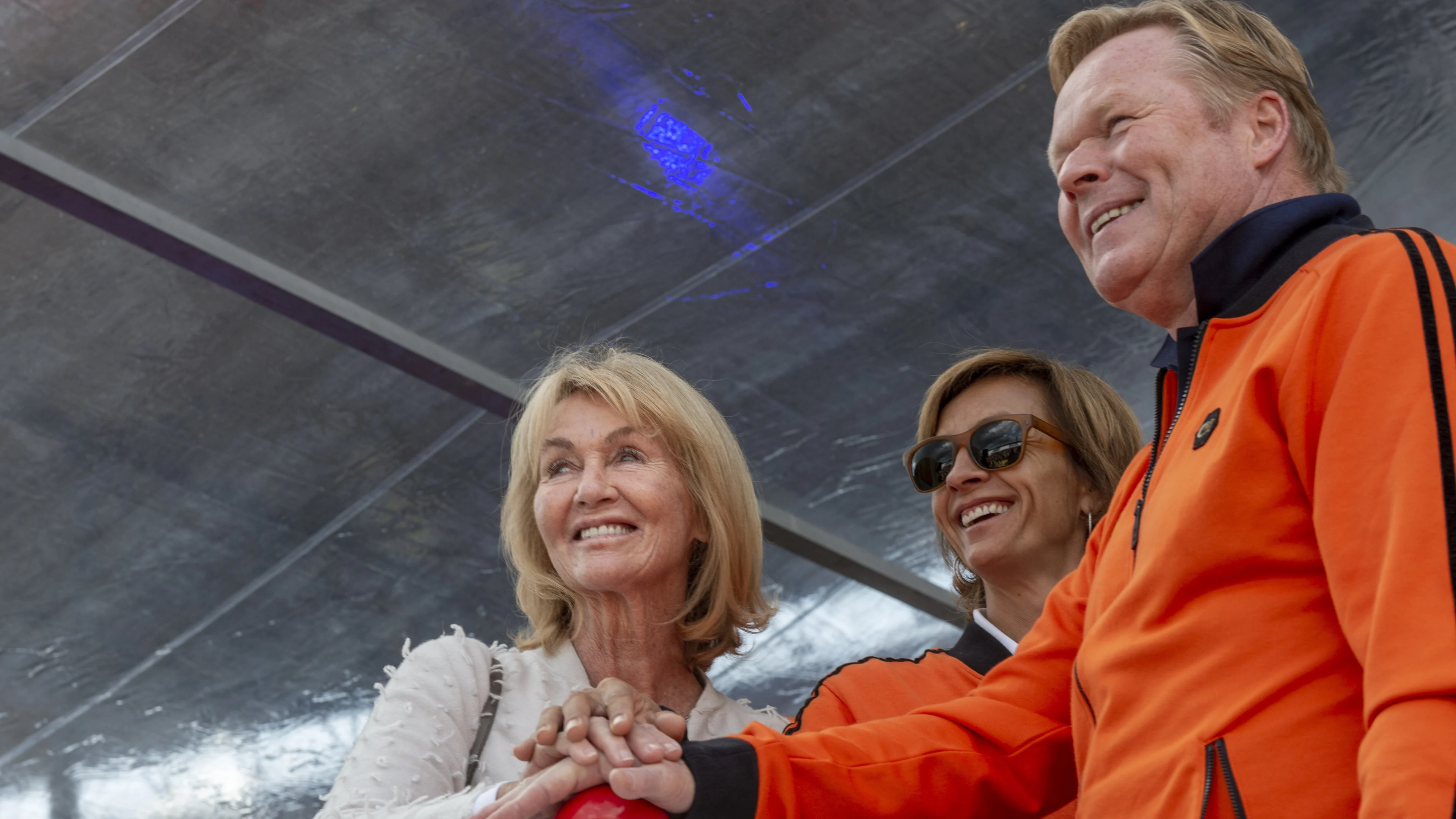 Koemannetjes schieten zieke weduwe Johan Cruijff te hulp