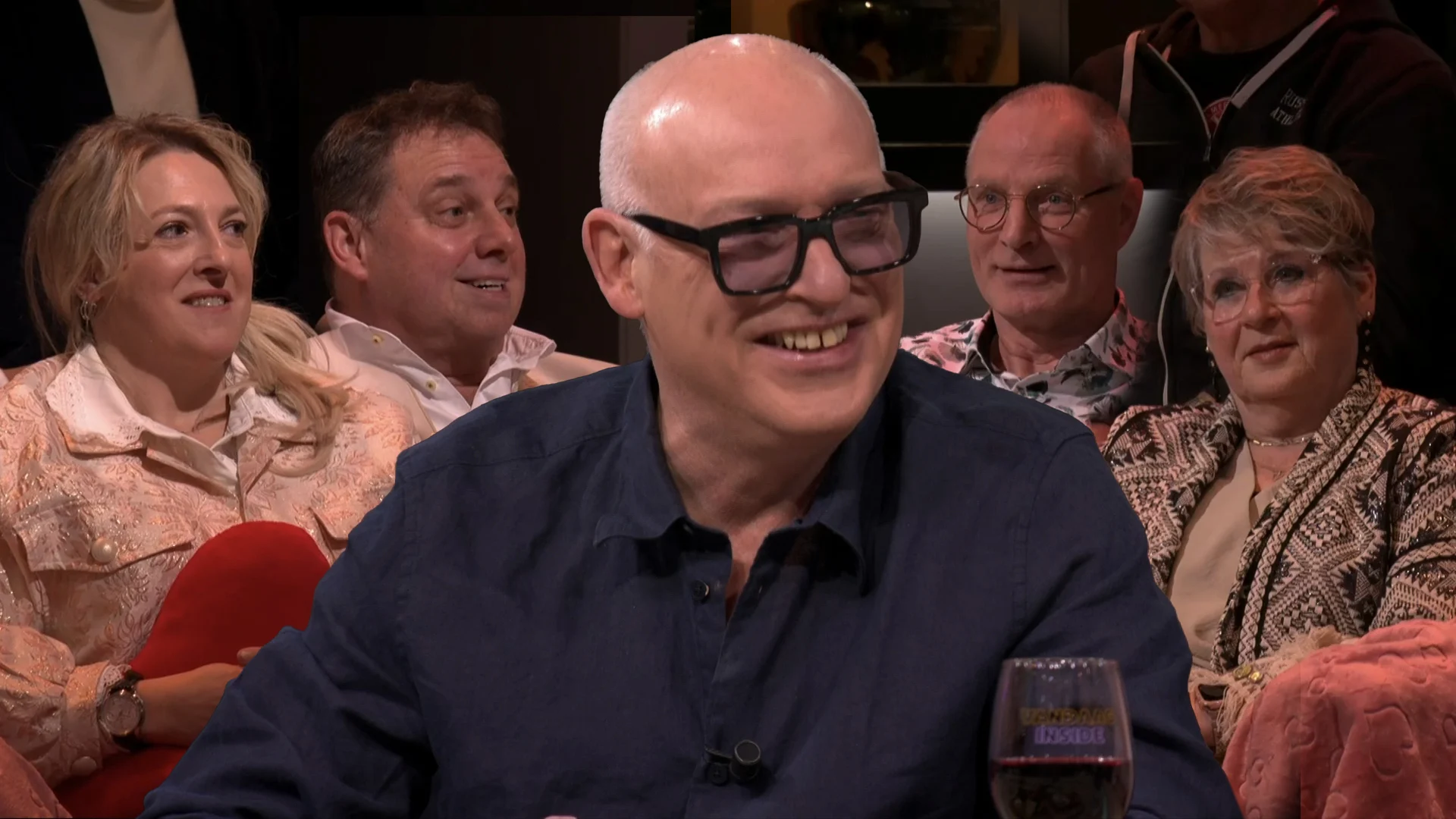 René verrast Vandaag Inside Valentijnsactie-winnaars: 'Jullie krijgen ook een pakket met dildo'