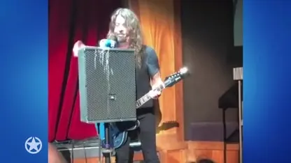 En alweer kukelt Dave Grohl van het podium!