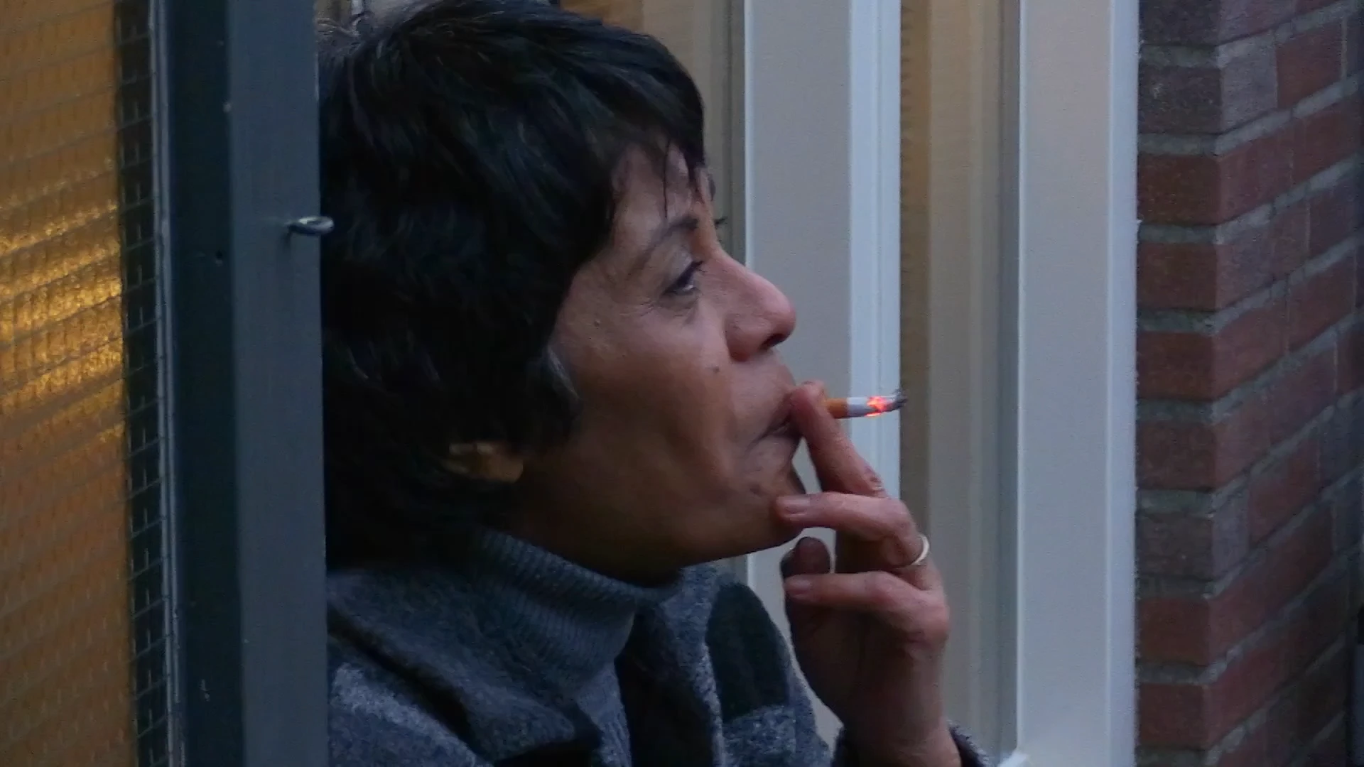 Buurvrouw wordt GETIKT van GEBROM en wordt COMPLEET UITGEROOKT!