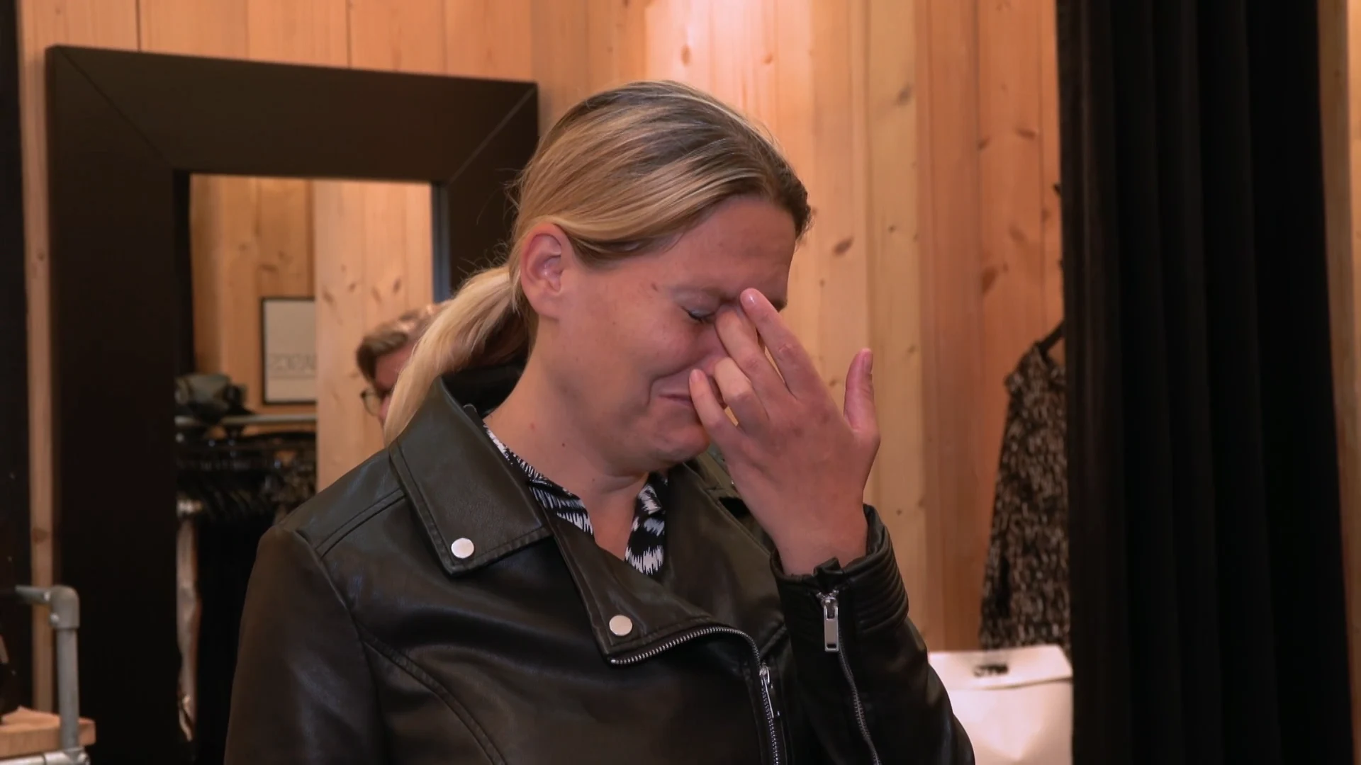 LIEF! Dochter GUNT moeder NIEUWE KLEREN!