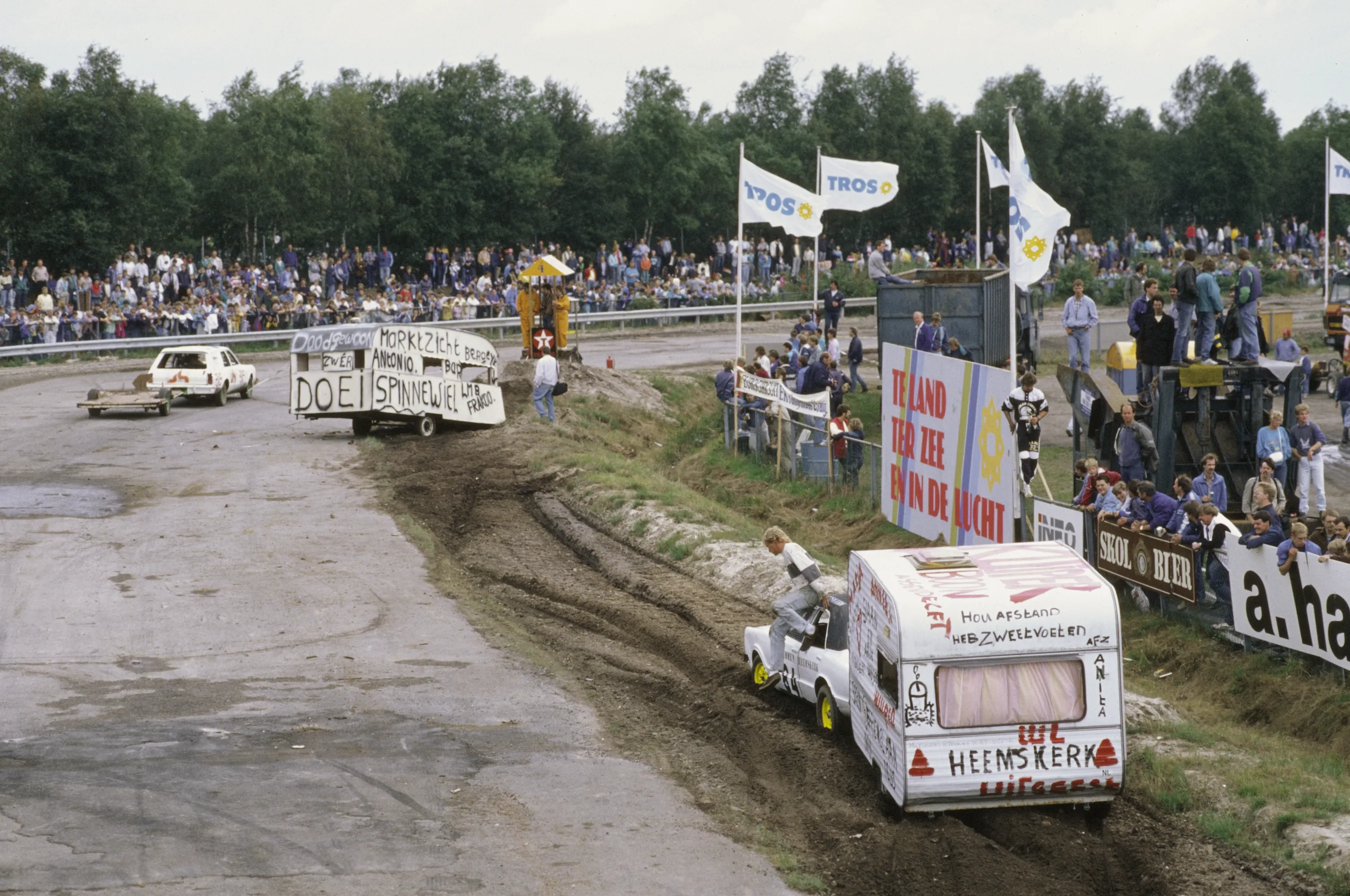 Jan Versteegh en Airen Mylene presenteren iconische caravanrace en achteruitrijden bij SBS6