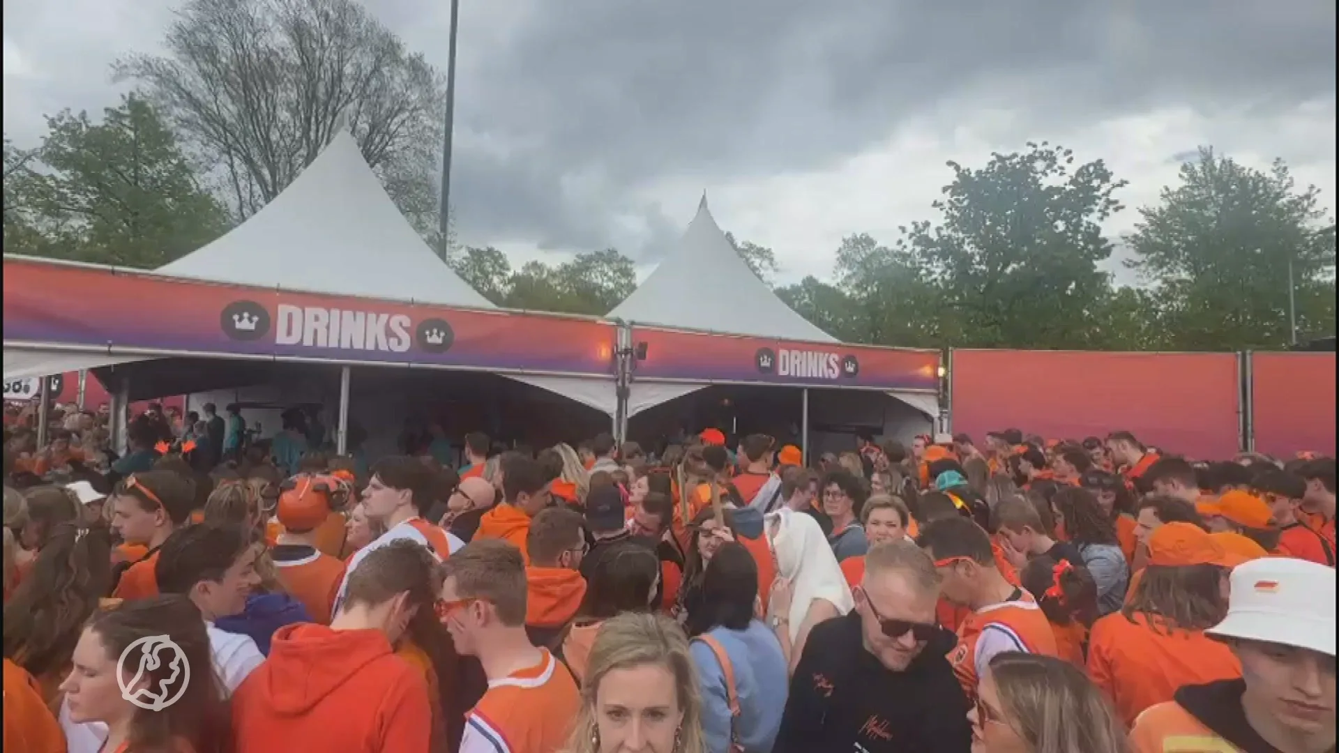 Drukte bij de bar bij 538 Koningsdag door pinstoring