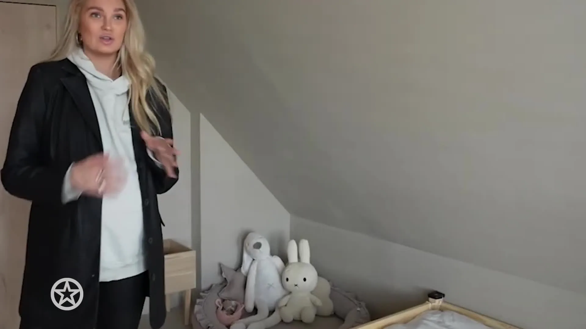 Romee Strijd geeft house tour villa