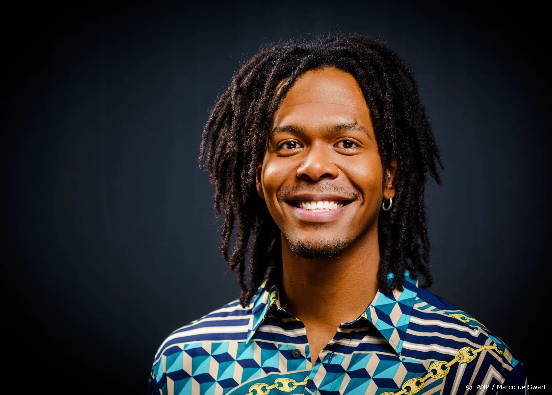 Bekendmaking Jeangu's songfestivalnummer te zien bij Shownieuws