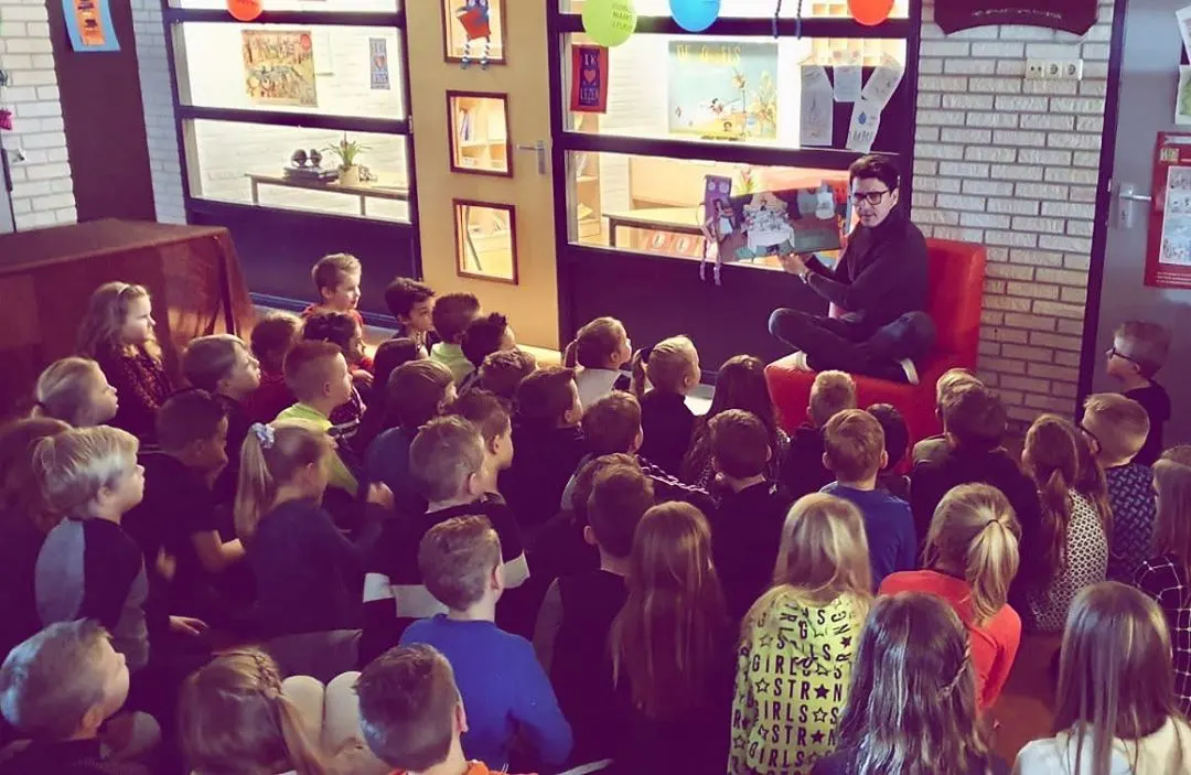 Te lief! Jan Smit leest kindjes voor op school