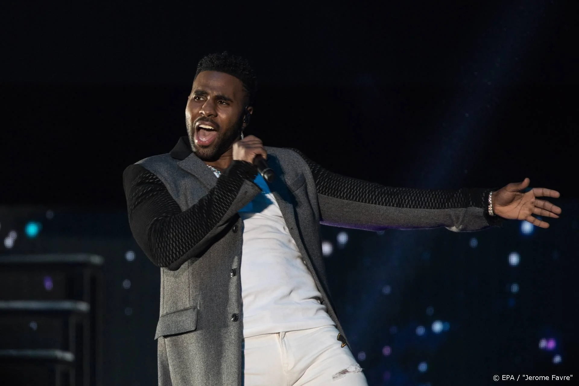 Jason Derulo slaat voortanden Will Smith eruit met golfclub