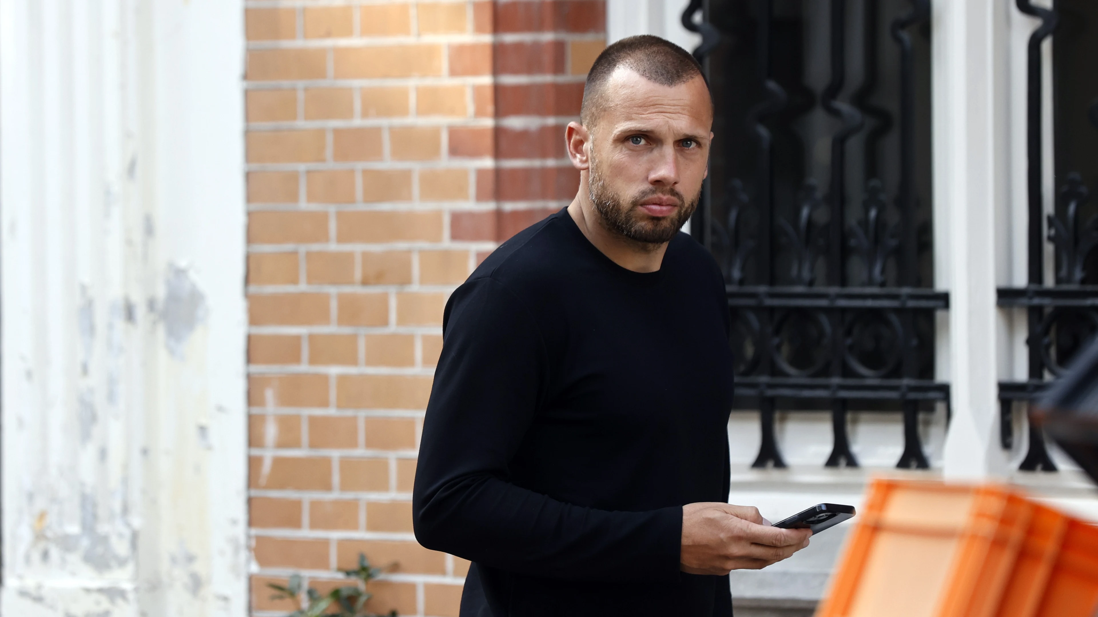 Heitinga moet stoppen als hoofdcoach bij Ajax