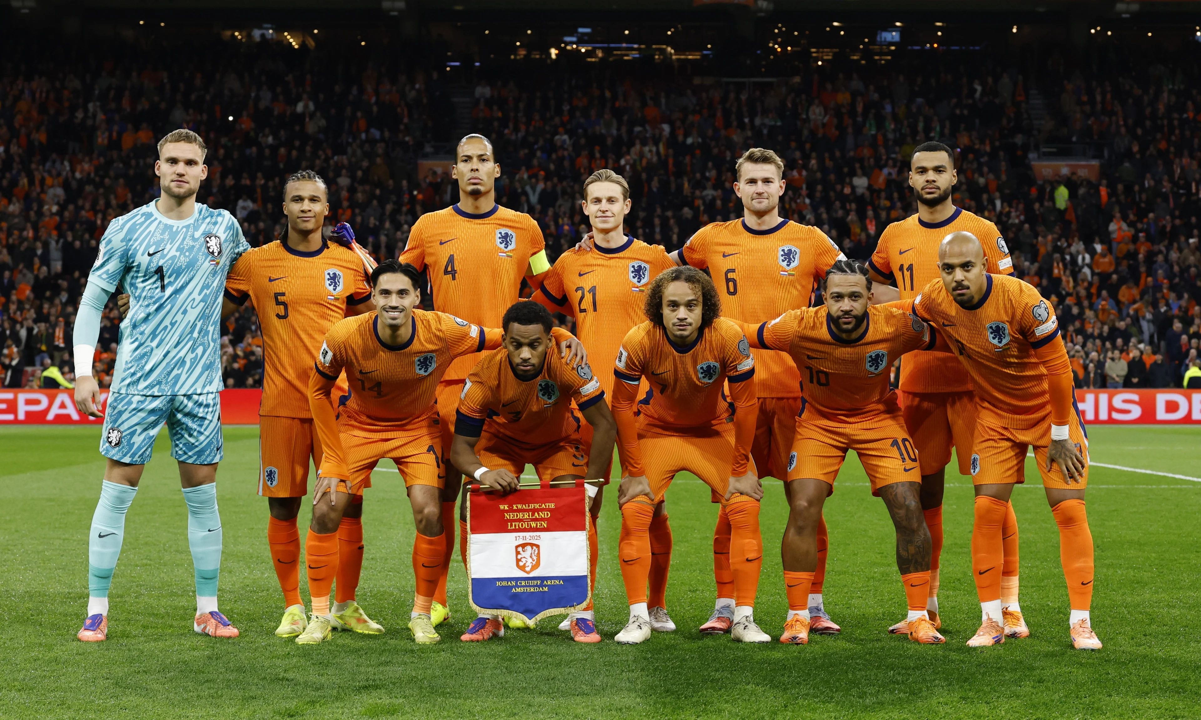 Nederland hekelt Memphis Depay tijdens Wilhelmus