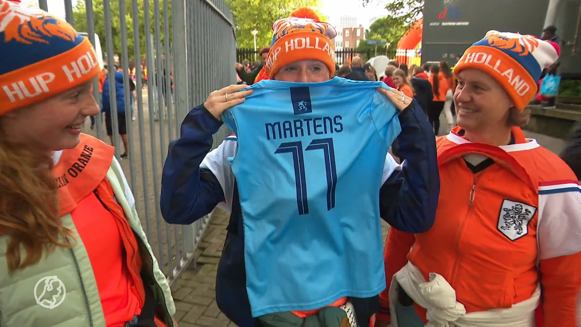 Thuispubliek neemt afscheid van Oranjeleeuwin Lieke Martens (Hart van Nederland)