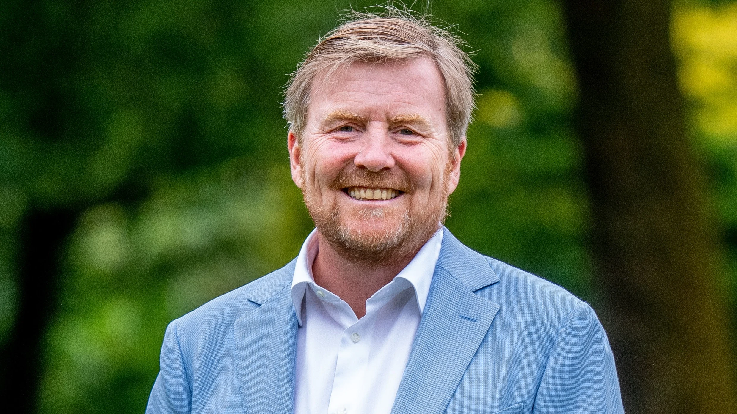 ZIEN: Koning zet labradors in zonnetje op dierendag