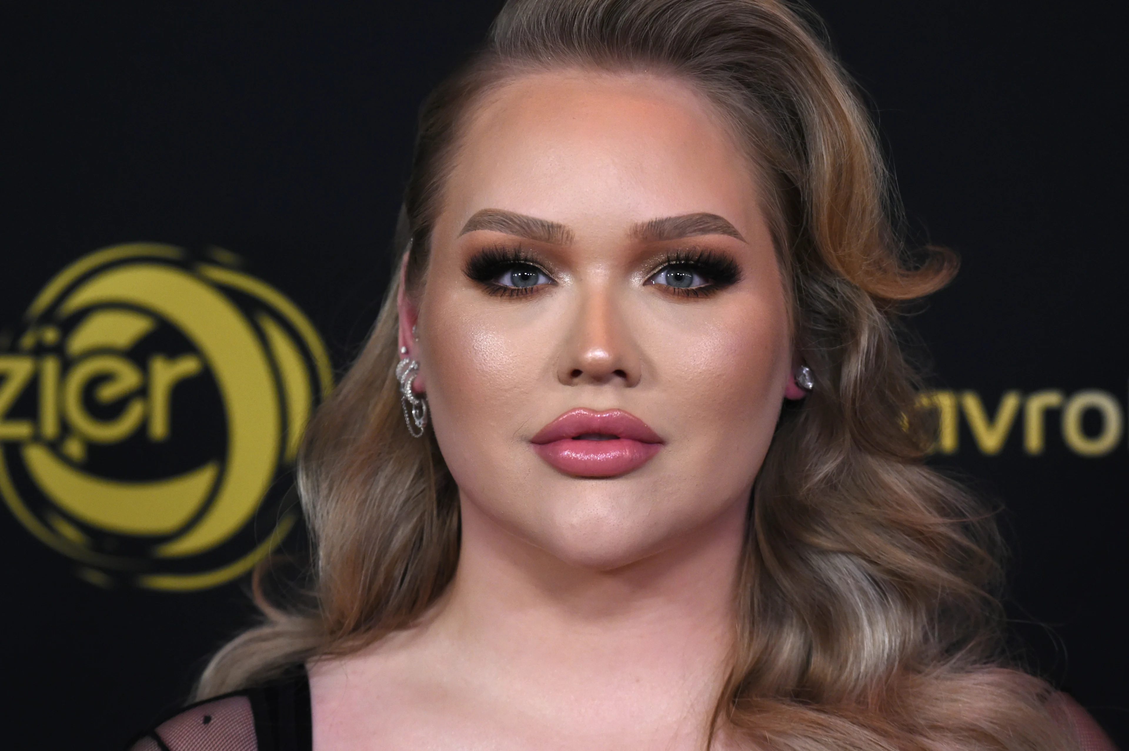 Aangeslagen NikkieTutorials: 'Mijn moeder heeft corona'