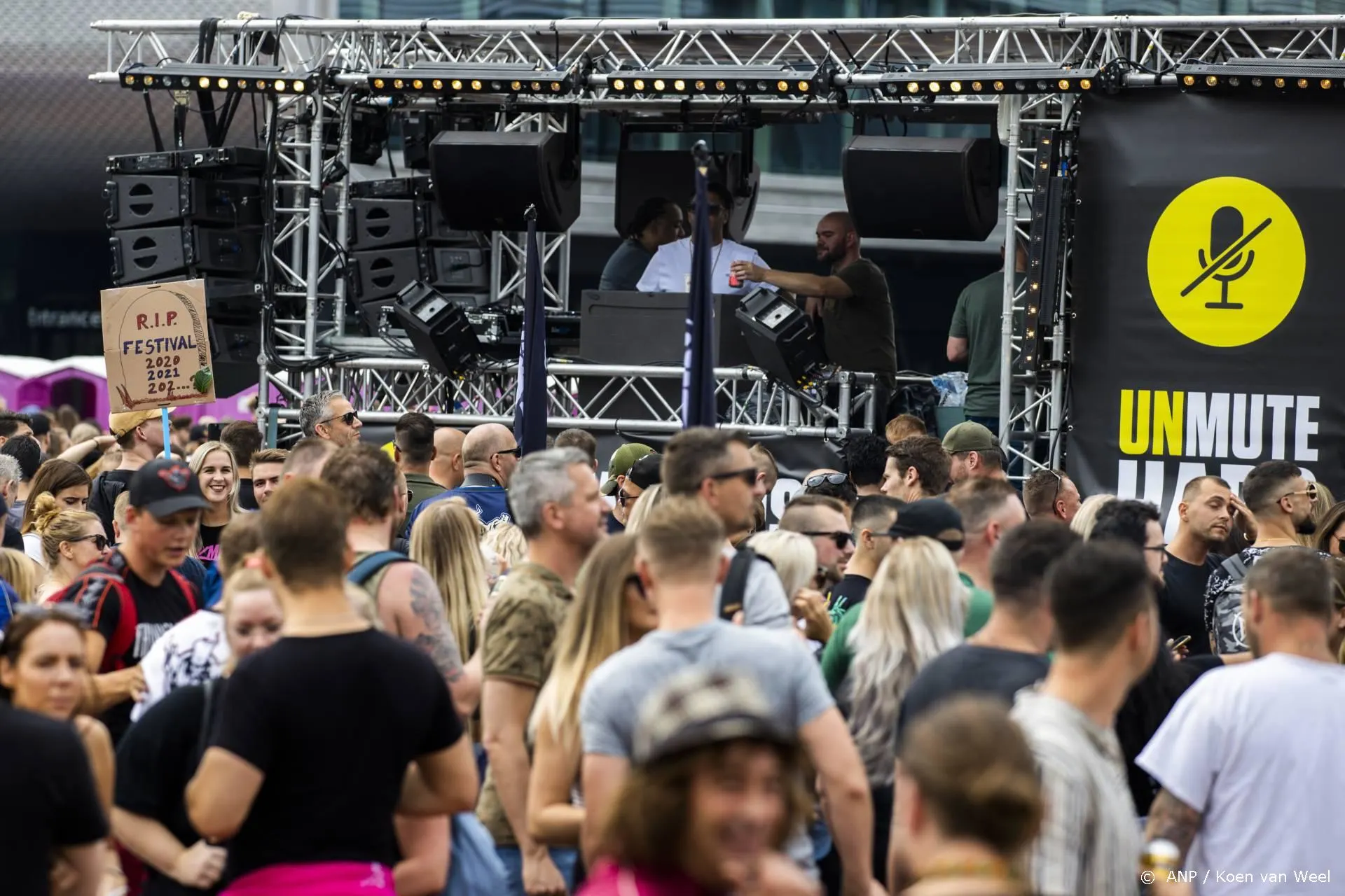 Verzet in veel steden tegen coronamaatregelen voor evenementen