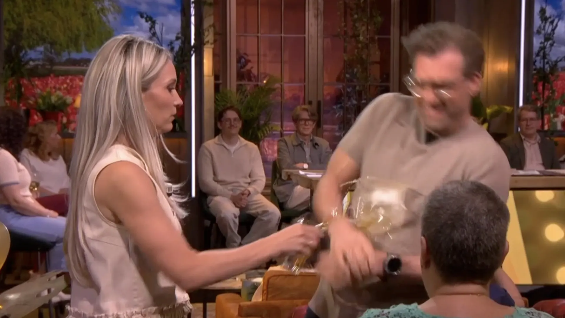 Hélène Hendriks geeft collega bierdouche: 'Ik trek je extensions eruit!'