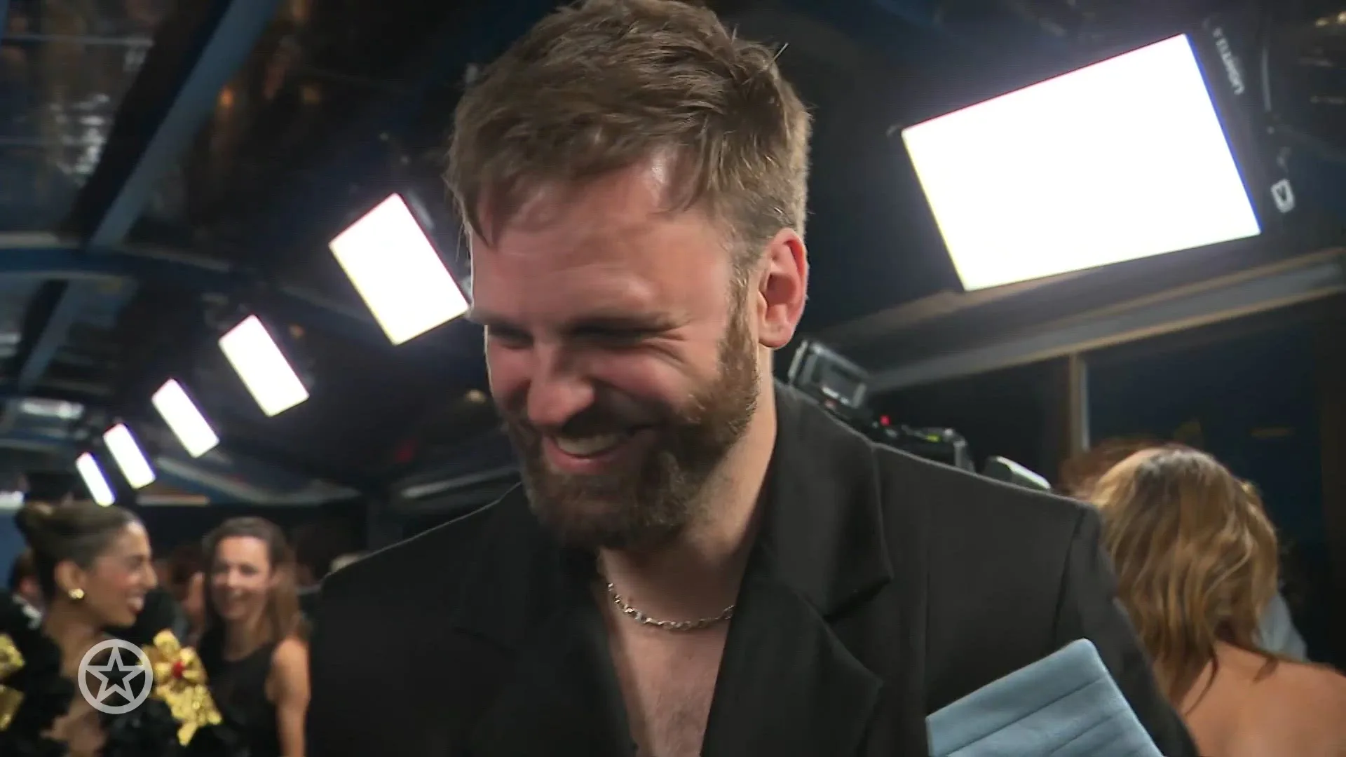 OML-Eva is door het dolle heen op rode loper Televizier-Ring Gala