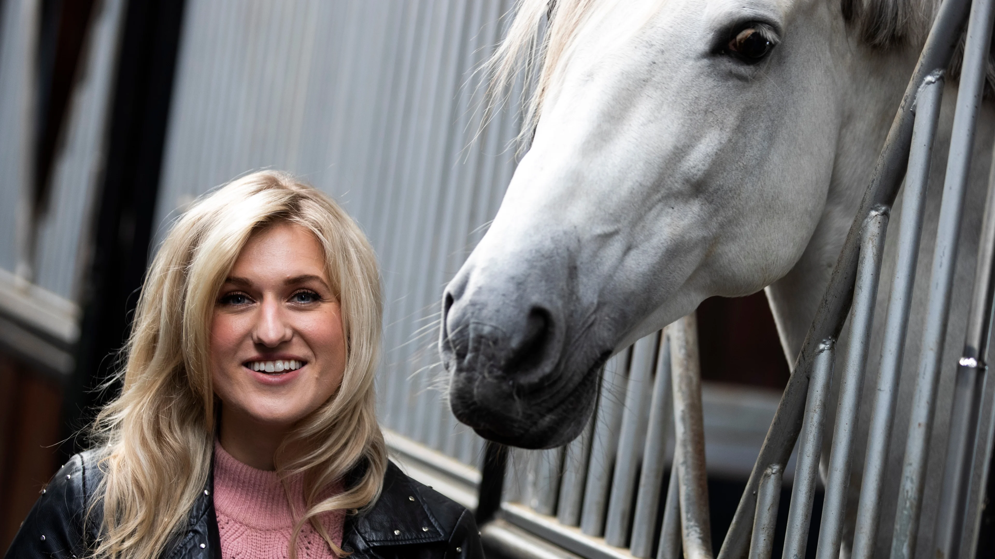 Britt Dekker verbluft met nieuwe pony