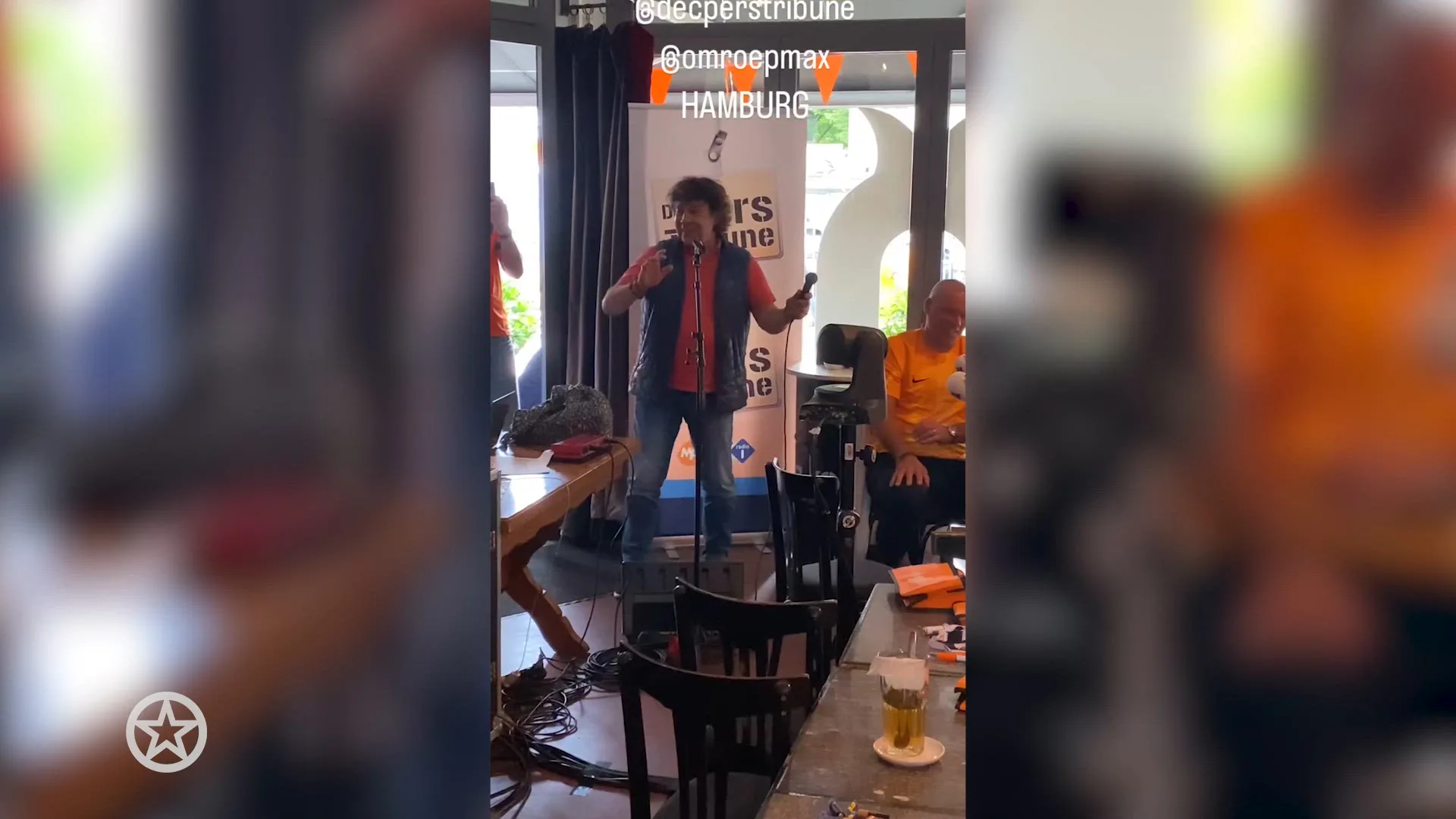 Dennie Christian treedt op bij de Perstribune