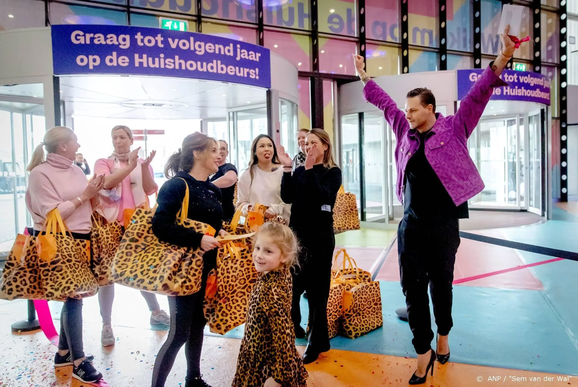 Fred van Leer houdt hysterische hindernisbaan op hakken