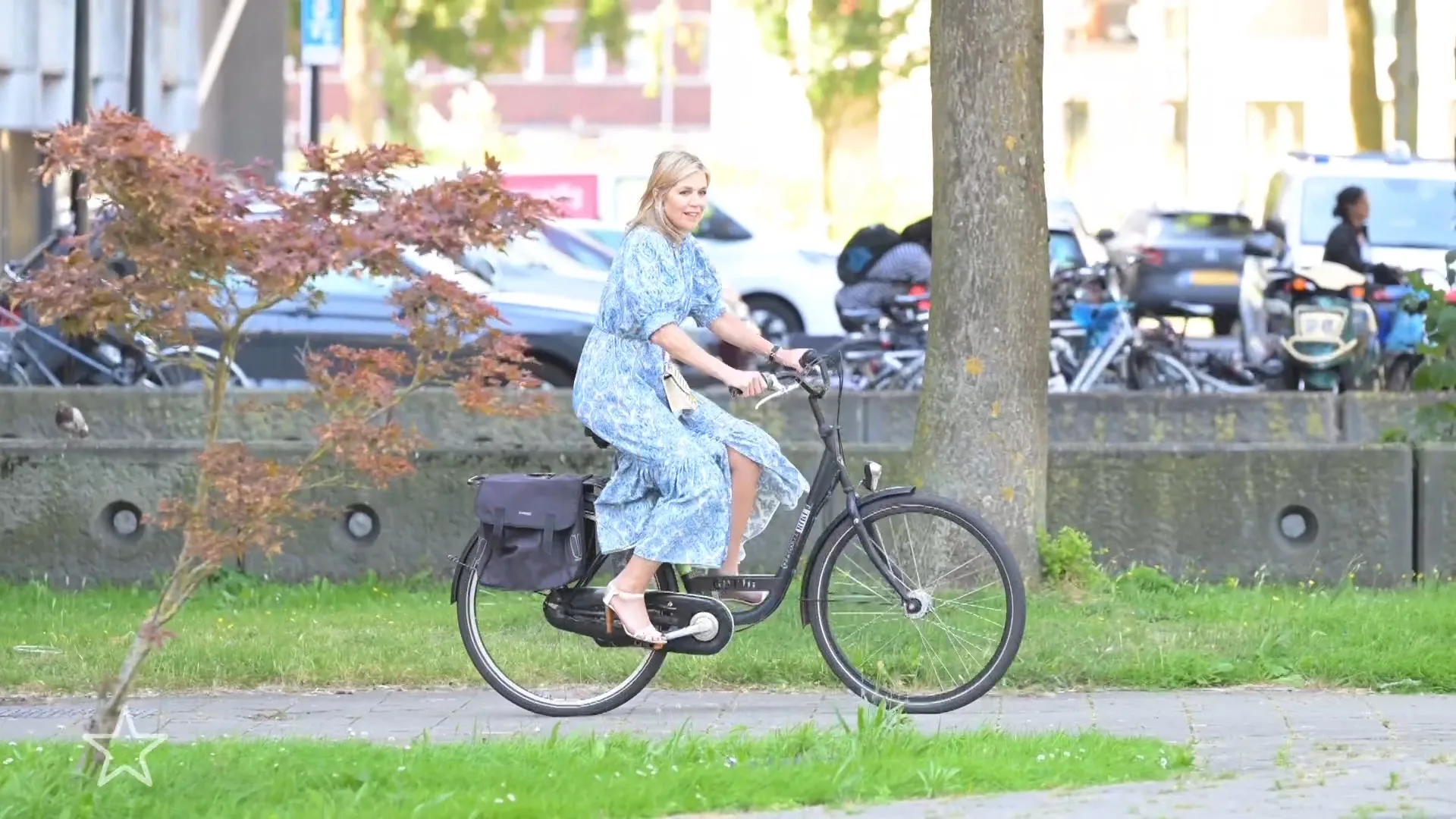 Koningin Máxima fietsend gespot door Amsterdam-Zuidoost