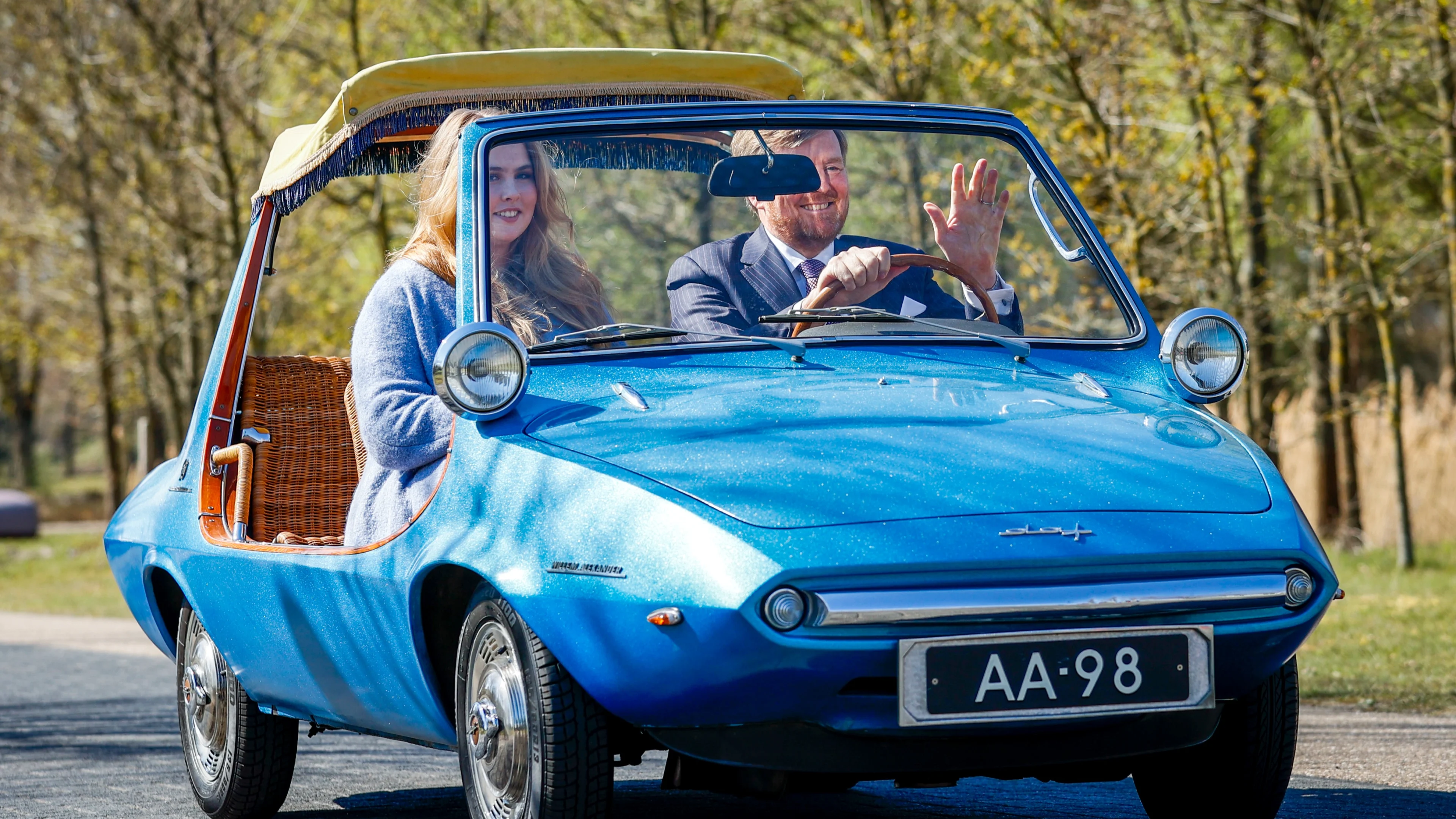 Koninklijk gezin in unieke auto’s gearriveerd in Eindhoven 