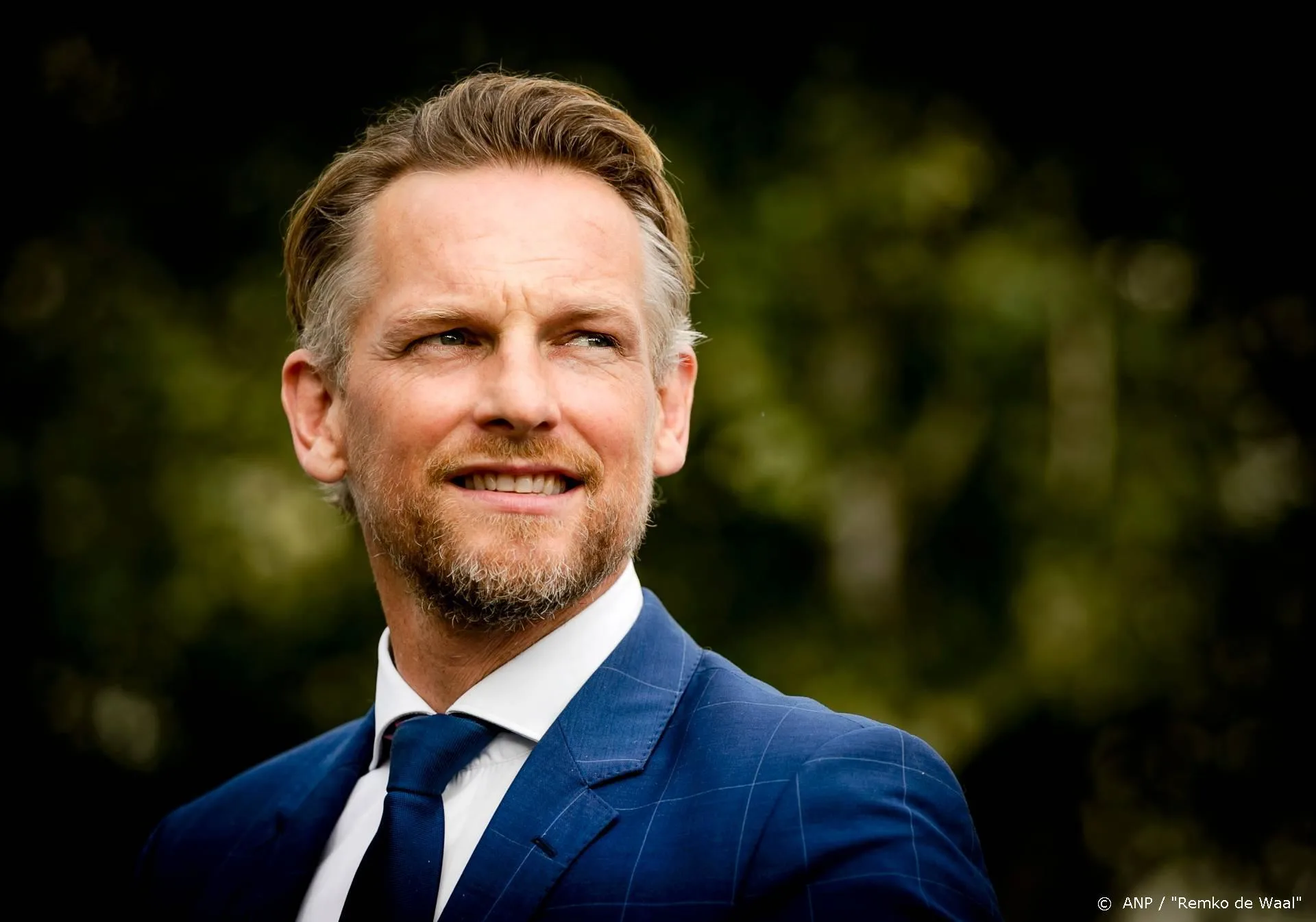 Barry Atsma onthult monumenten voor 'bankiers van het verzet'