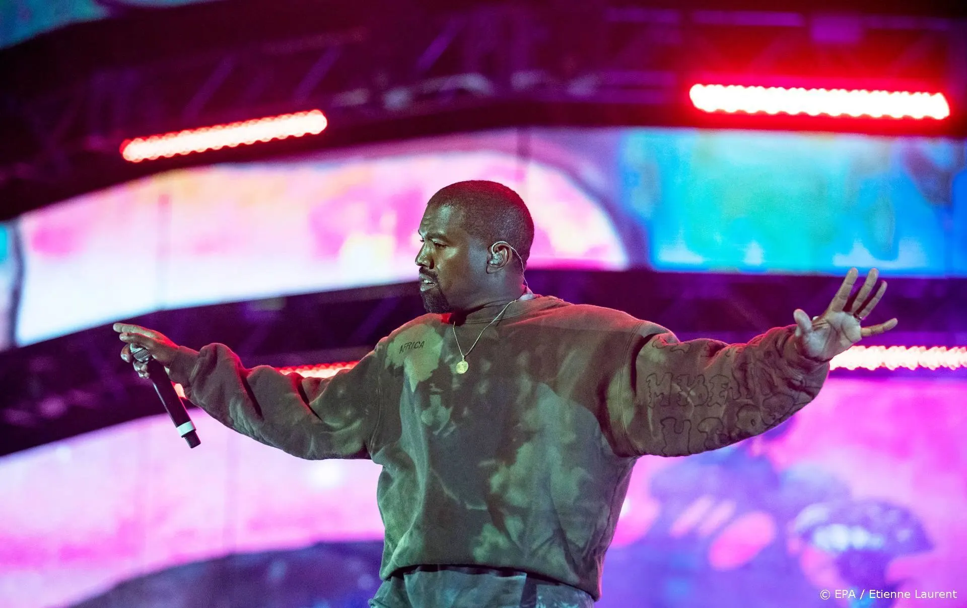 BIZAR: Kanye West plast over Grammy Award heen