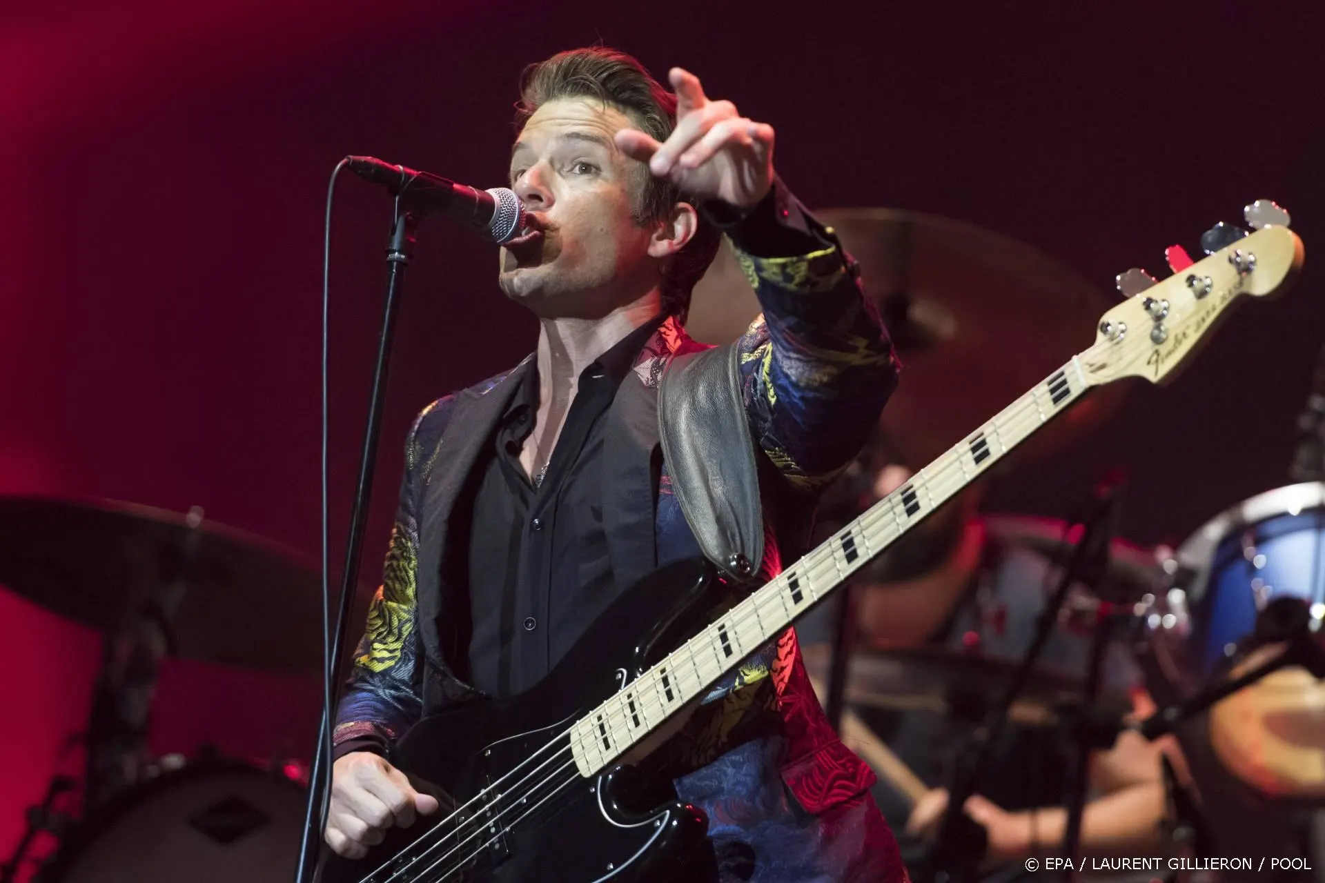 Killers leggen show stil na crowdsurfpoging oudere man