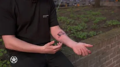 Nielson laat ijsblokje tatoeëren