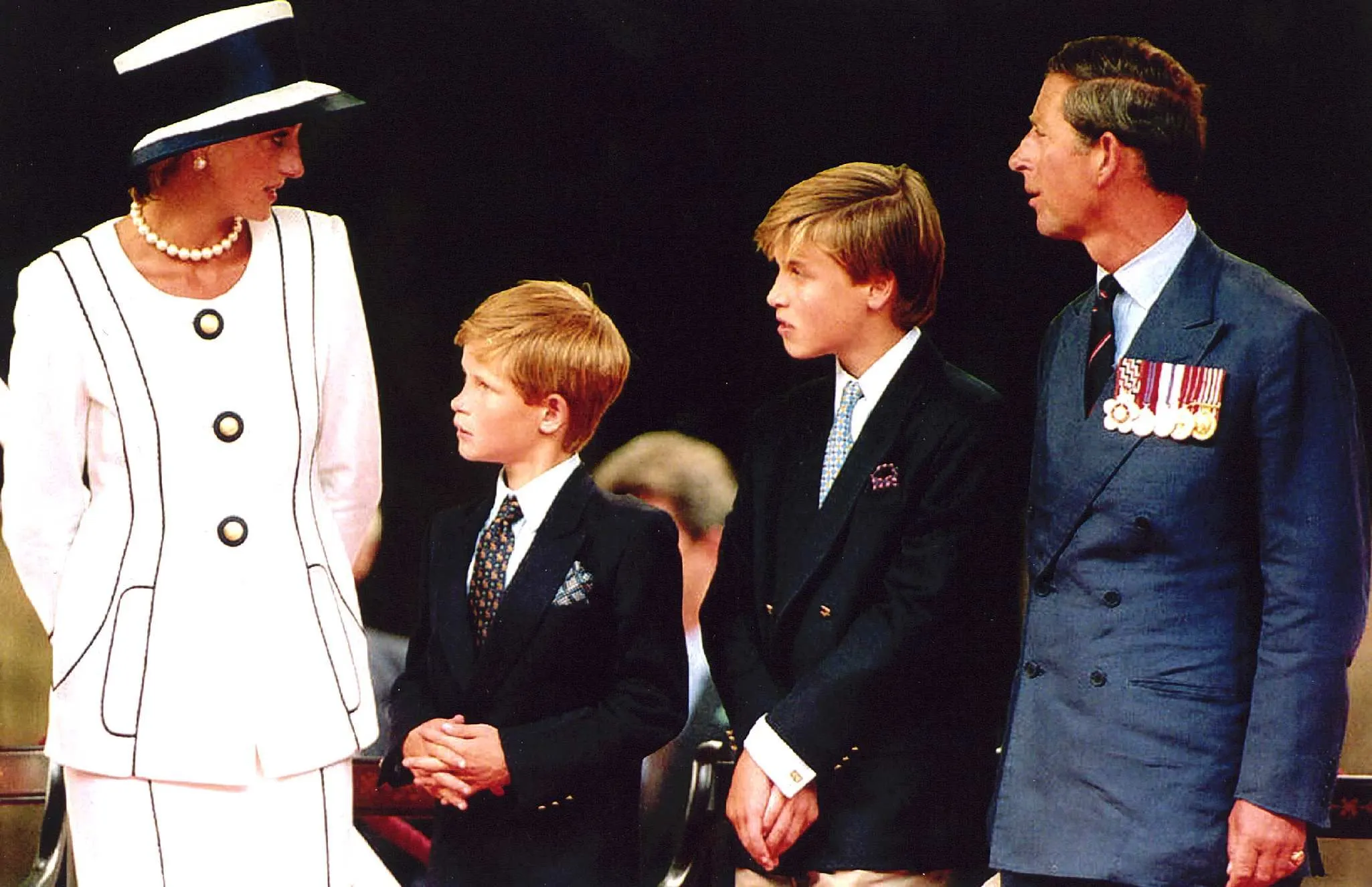 Prinsen William en Harry onthullen standbeeld van hun moeder Diana