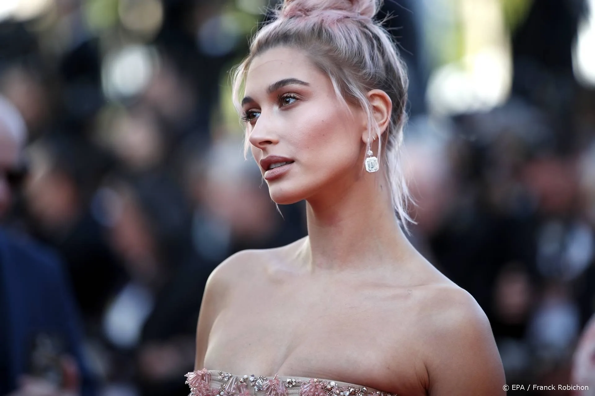 Hailey Bieber 'verdrietig' door aantijging over onbeleefd gedrag