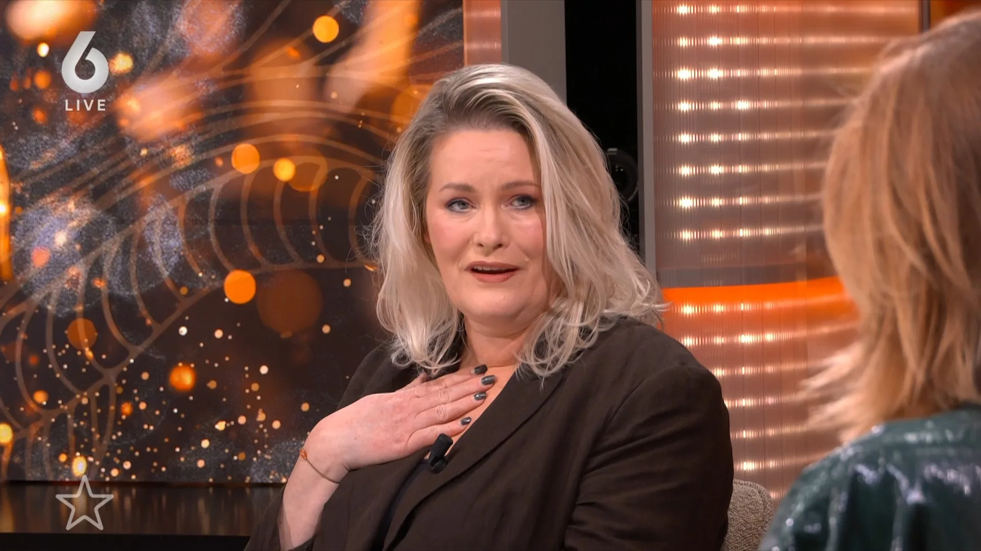 Erika Karst 'schiet vol' na terugzien van beelden uitvaart René Karst